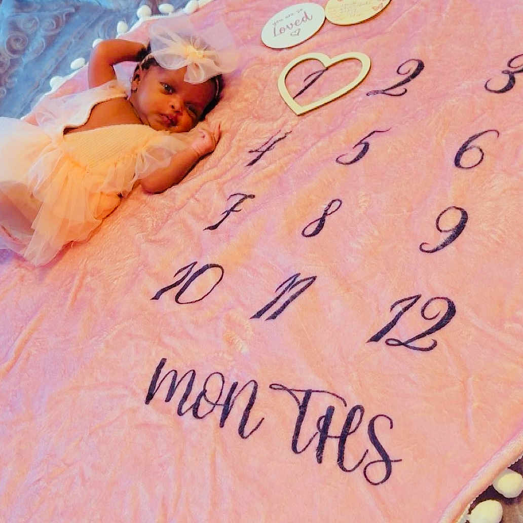 Amélia participe au concours pour gagner de l'argent avec cette photo : baby, blanket, celebration, child, clothing, cute, decor, face, headband, heart, indoor, infant, lying_down, milestone, months, numbers, pink, portrait, soft_texture, tutu