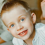 Gabin a rejoint le concours — aidez-le/la à gagner de superbes lots ! child, boy, smile, blue_eyes, face, portrait, close_up, happy, casual_clothing, striped_shirt, indoor, human, skin, hair, head, person, childhood, cute, young, expression
