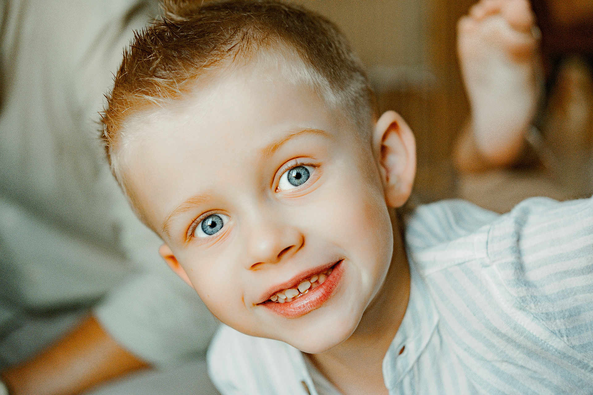 Gabin a rejoint le concours — aidez-le/la à gagner de superbes lots ! child, boy, smile, blue_eyes, face, portrait, close_up, happy, casual_clothing, striped_shirt, indoor, human, skin, hair, head, person, childhood, cute, young, expression