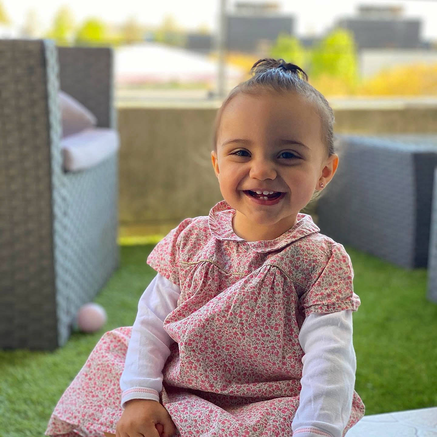 élisa a rejoint le concours — aidez-le/la à gagner de superbes lots ! baby, baby_toddler_clothing, child, dress, facial_expression, fashion_accessory, fun, grass, happy, head, joy, leisure, pattern, people, person, photograph, recreation, sitting, skin, sleeve