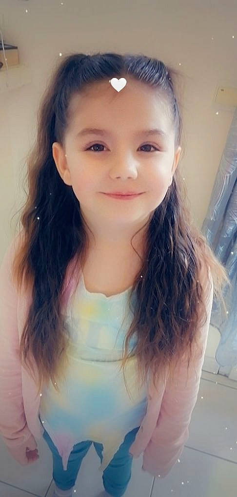 Léanna participe au concours pour gagner de l'argent avec cette photo : blue, cheek, chin, eye, eyebrow, eyelash, face, facial_expression, flash_photography, forehead, hair, hairstyle, head, jaw, joy, lip, nose, organ, person, photograph