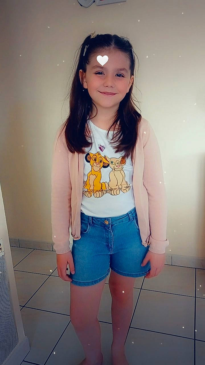 Léanna participe au concours pour gagner de l'argent avec cette photo : cool, denim, face, fashion_design, flash_photography, hair, happy, human_body, jean_short, joy, knee, leg, person, shorts, skin, sleeve, sleeveless_shirt, smile, t_shirt, thigh