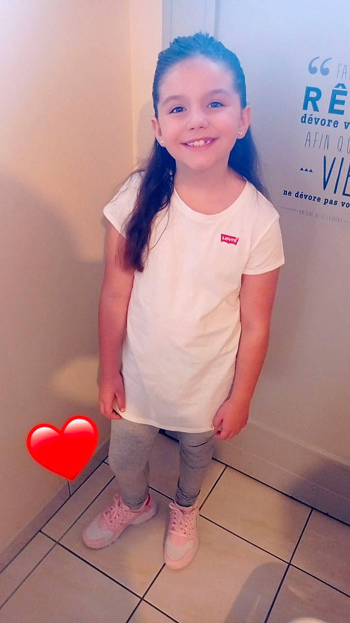 Léanna a rejoint le concours — aidez-le/la à gagner de superbes lots ! baby_toddler_clothing, cool, eye, face, facial_expression, flooring, hairstyle, happy, joint, joy, knee, magenta, organ, person, pink, skin, sleeve, smile, standing, t_shirt