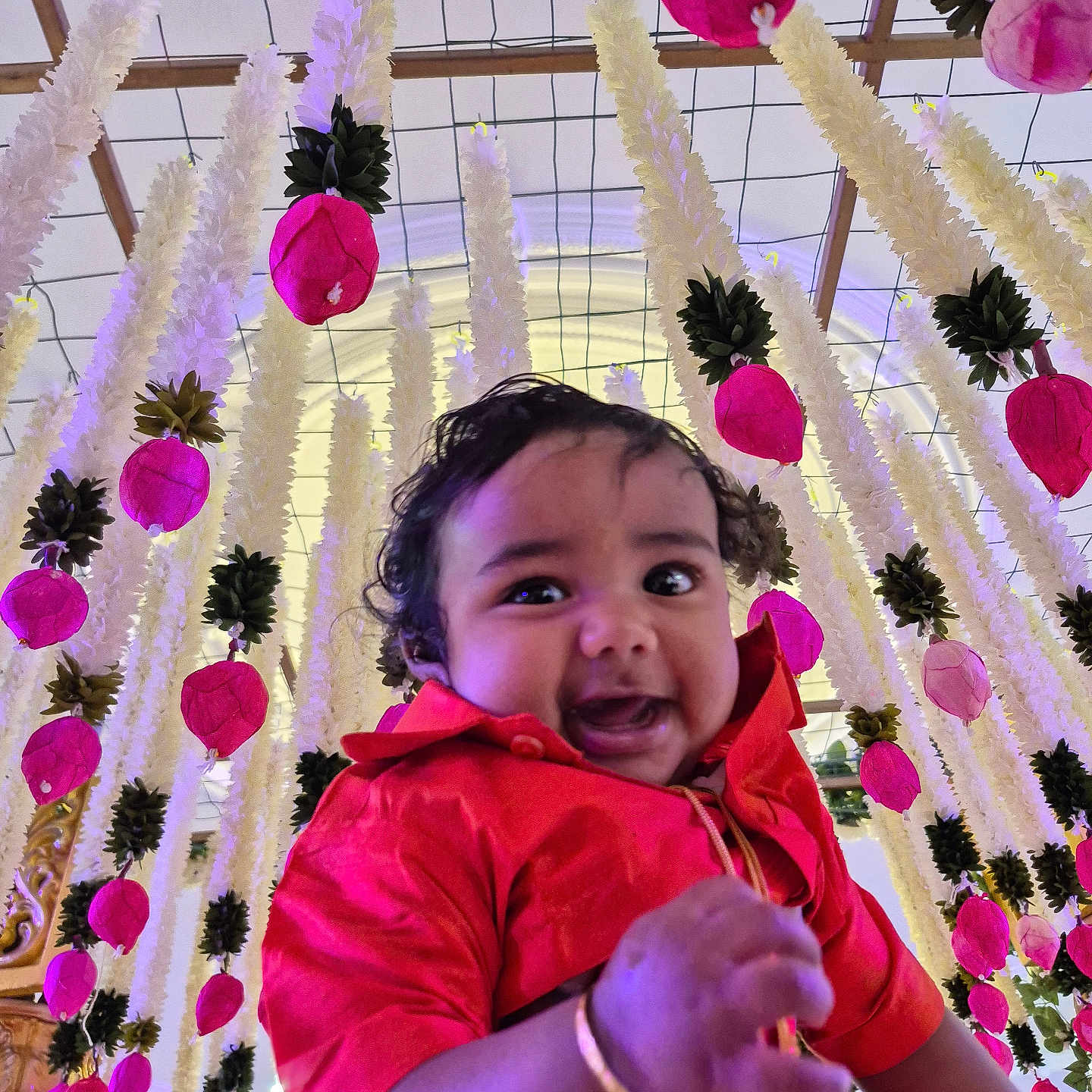Kokisan participe au concours pour gagner de l'argent avec cette photo : baby, bracelet, celebration, cheerful, child, colorful, curly_hair, cute, decor, event, festive, flower_decorations, hanging_flowers, happy, indoor, jewelry, person, portrait, red_clothing, smiling