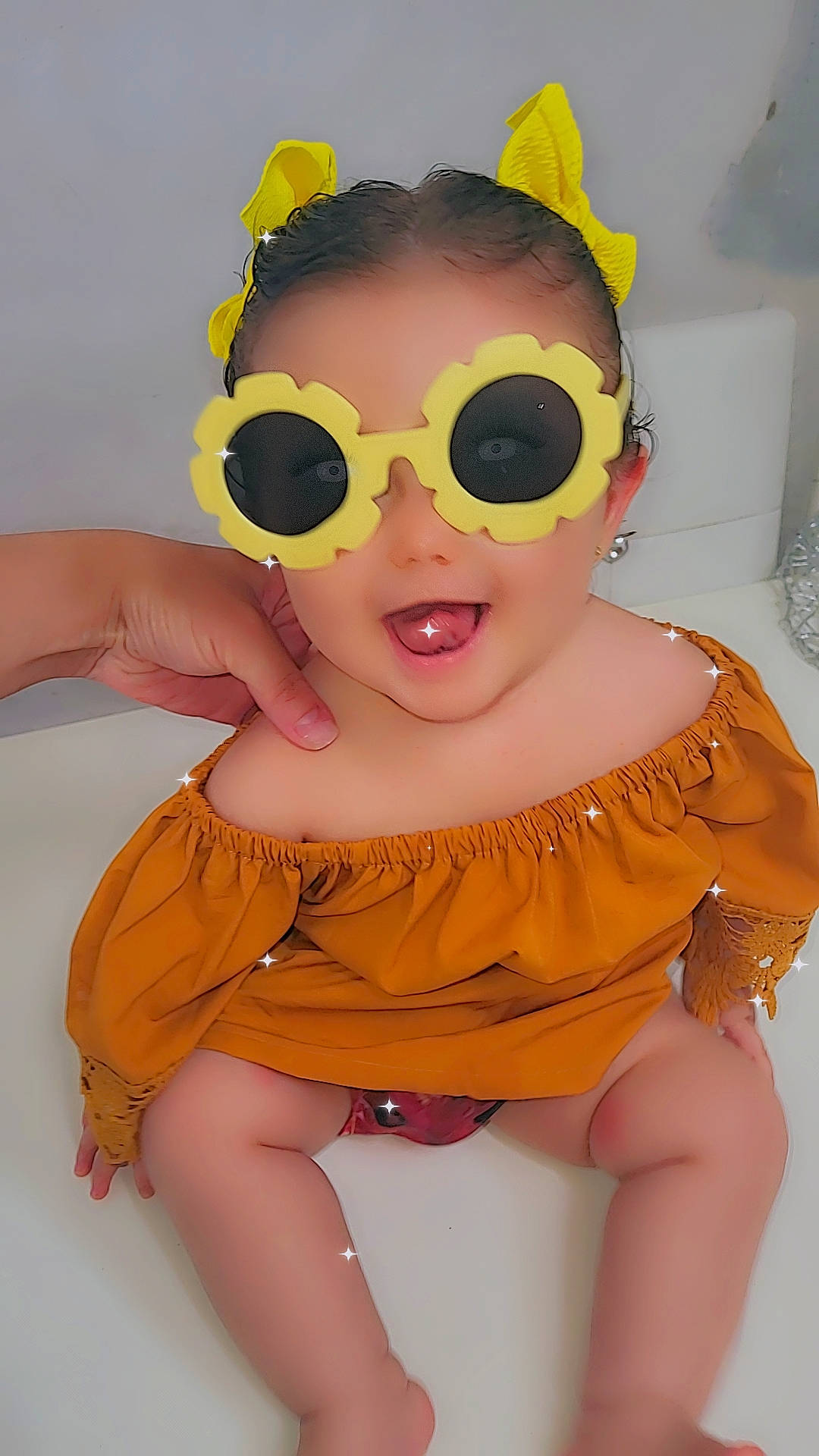 Syana a rejoint le concours — aidez-le/la à gagner de superbes lots ! baby_toddler_clothing, cheek, doll, eyelash, eyewear, finger, goggles, hand, head, headgear, neck, pattern, person, pink, sleeve, thigh, thumb, toy, vision_care, white