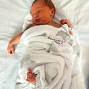 Thaïs a rejoint le concours — aidez-le/la à gagner de superbes lots ! baby, bed, blanket, child, cute, foot, hand, healthcare, hospital, infant, lying_down, newborn, peaceful, person, resting, skin, sleeping, soft, white, wrapped