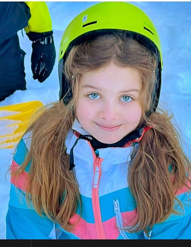 Alyah a rejoint le concours — aidez-le/la à gagner de superbes lots ! cap, child, electric_blue, eyebrow, fashion_accessory, fun, hair_accessory, happy, hard_hat, helmet, joy, leisure, person, personal_protective_equipment, portrait_photography, recreation, smile, sports_gear, toddler, white