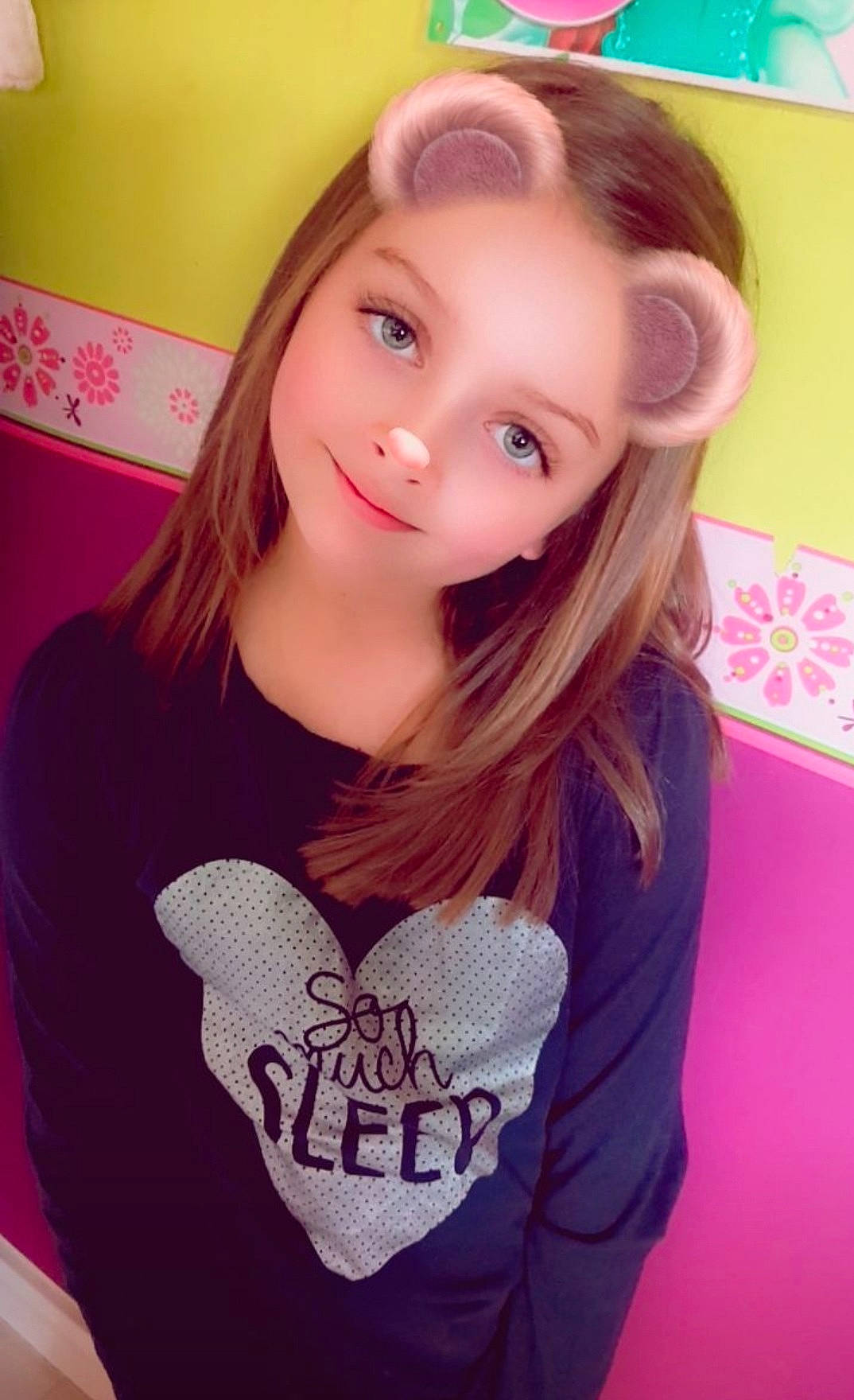 Alyah a rejoint le concours — aidez-le/la à gagner de superbes lots ! cheek, clothing, cool, eyebrow, eyelash, happy, head, jaw, layered_hair, lip, magenta, material_property, mouth, neck, person, pink, purple, skin, sleeve, t_shirt