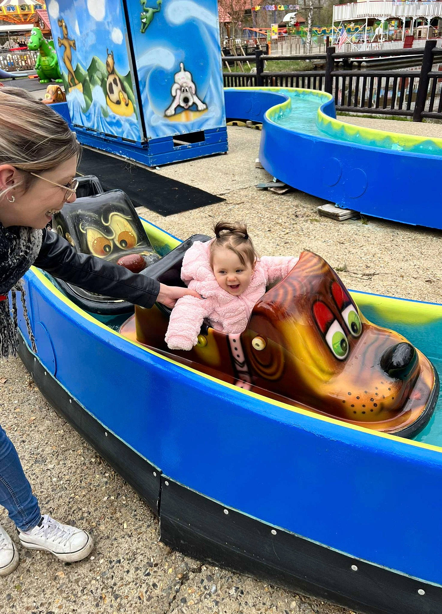 Layana a rejoint le concours — aidez-le/la à gagner de superbes lots ! amusement_park, amusement_ride, automotive_exterior, blue, boats_and_boating_equipment_and_supplies, bumper, child, fun, joy, leisure, nonbuilding_structure, outdoor_play_equipment, outdoor_recreation, person, play, playground, recreation, toddler, travel, vacation