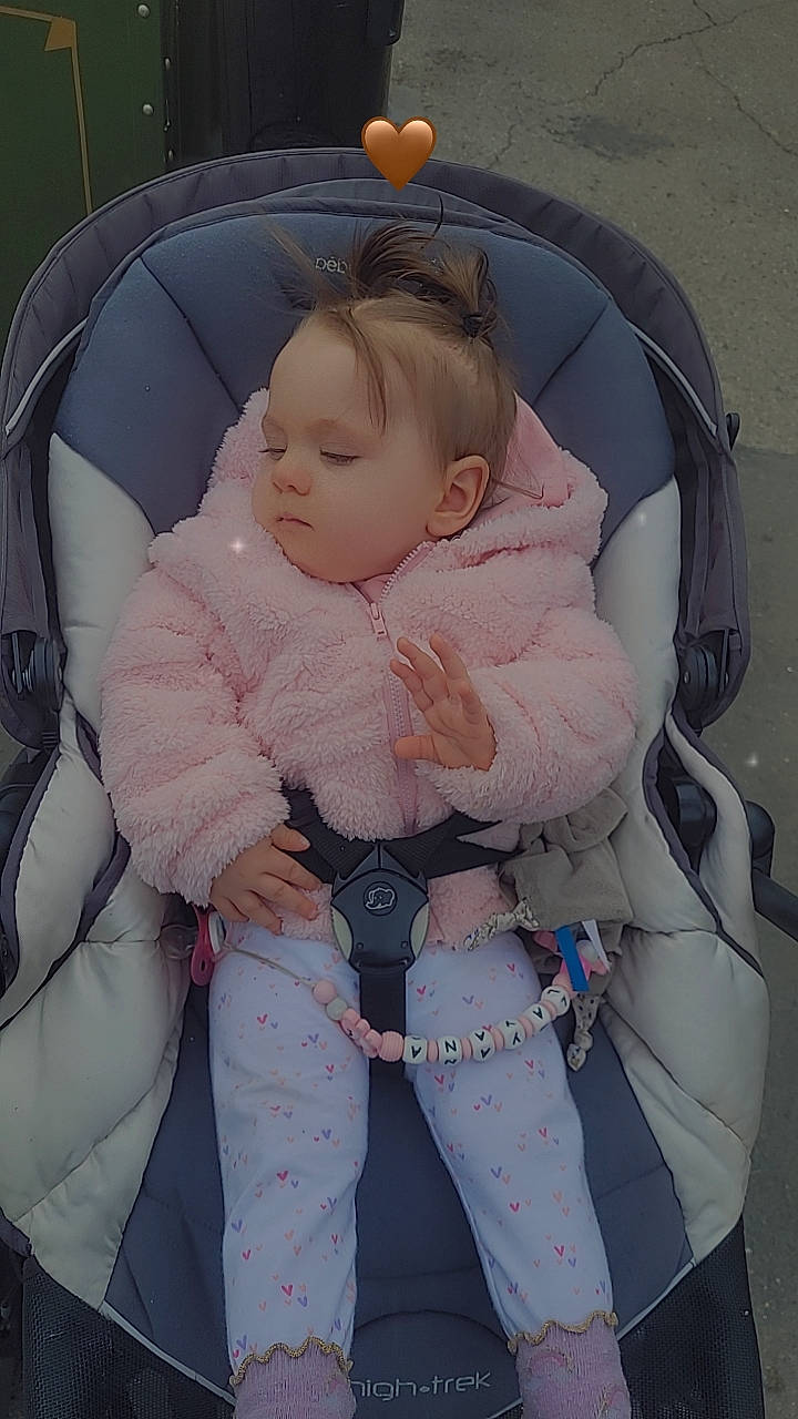 Layana participe au concours pour gagner de l'argent avec cette photo : baby, baby_carriage, baby_products, baby_sleeping, baby_toddler_clothing, car_seat, cheek, child, comfort, eye, fun, head, human_body, iris, lap, person, pink, product, sitting, sleeve