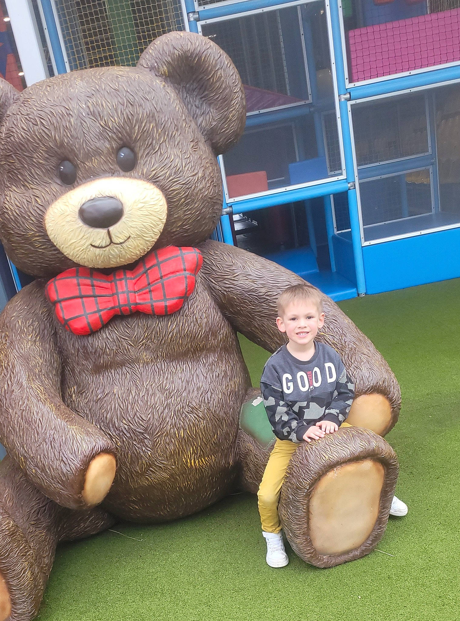 Linyo a rejoint le concours — aidez-le/la à gagner de superbes lots ! bear, boot, brown_bear, child, fun, fur, grass, happy, hat, joy, lap, leisure, person, plush, shorts, smile, stuffed_toy, t_shirt, teddy_bear, terrestrial_animal