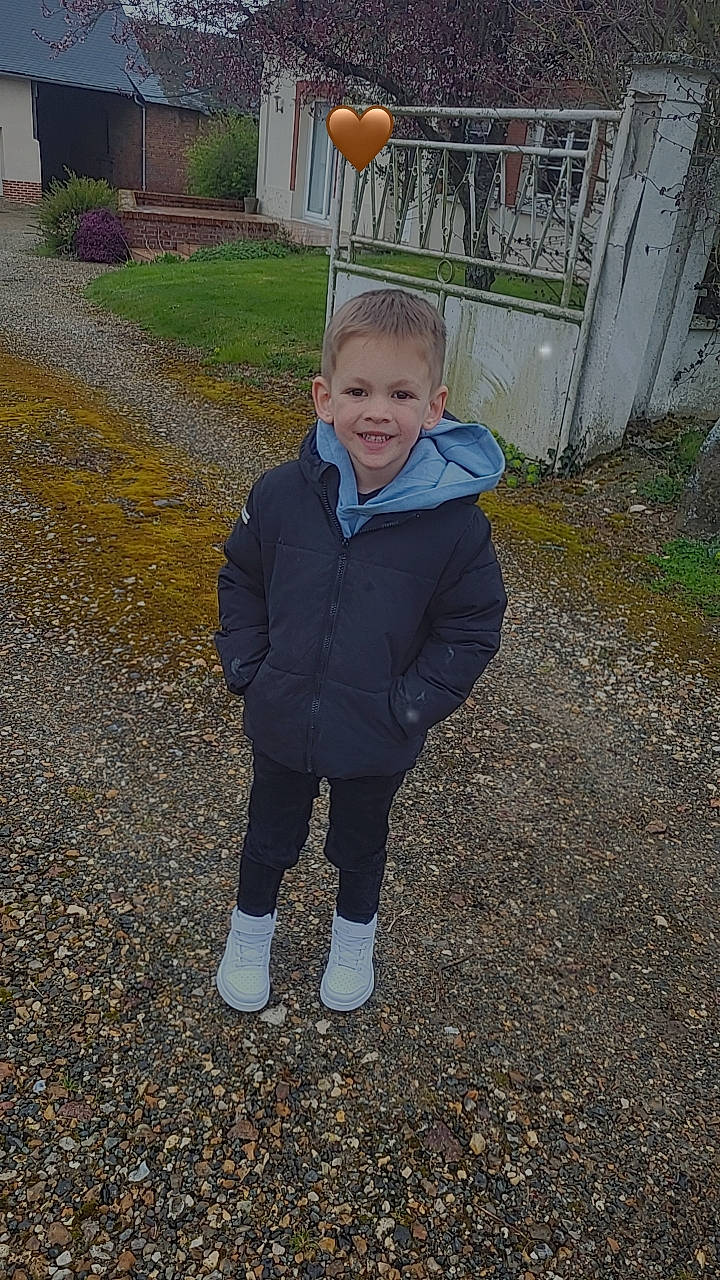 Linyo a rejoint le concours — aidez-le/la à gagner de superbes lots ! asphalt, autumn, child, fence, fun, grass, joy, landscape, leaf, outerwear, people_in_nature, person, plant, road_surface, shadow, sidewalk, smile, soil, standing, toddler