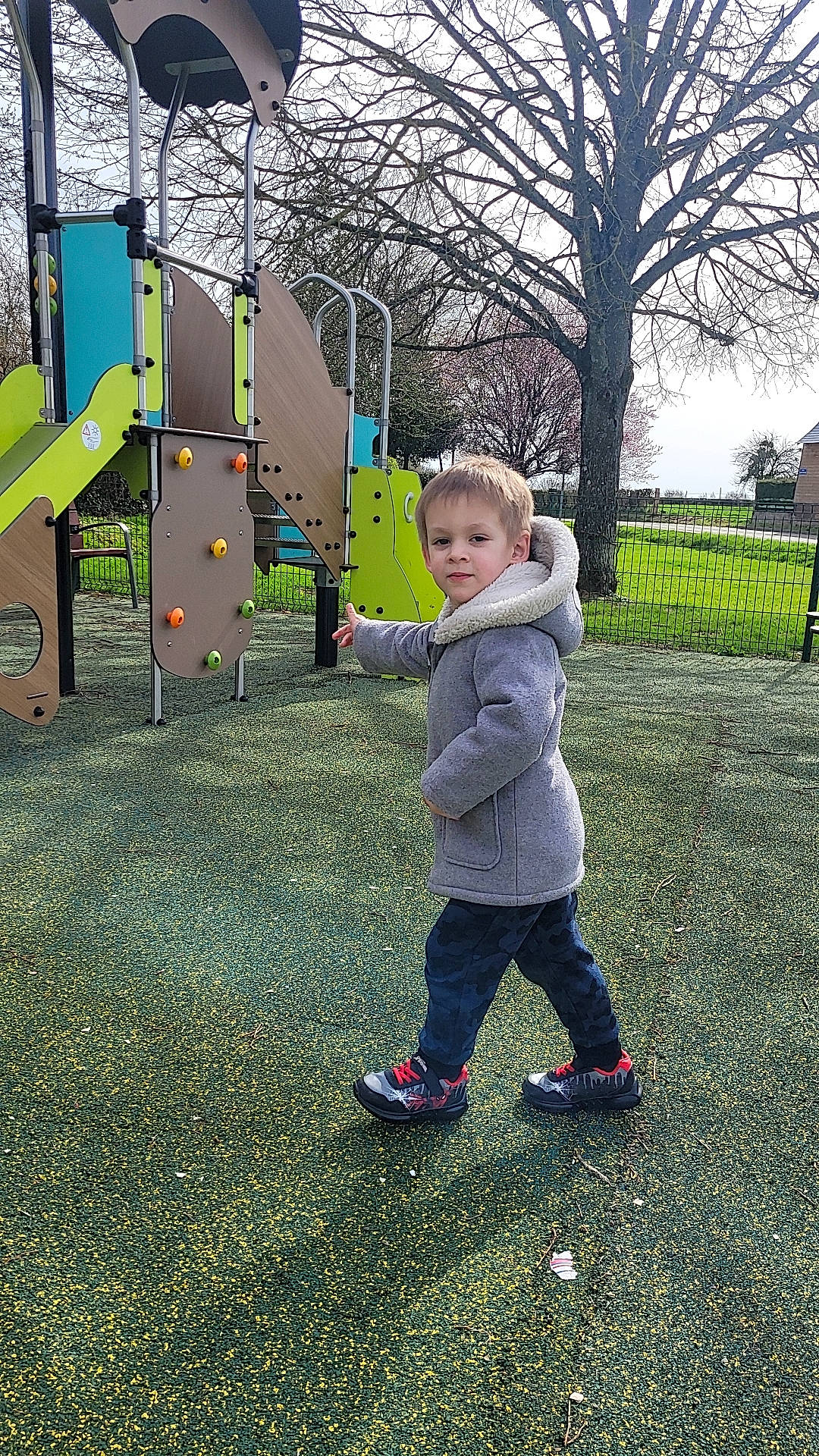 Linyo a rejoint le concours — aidez-le/la à gagner de superbes lots ! baby_toddler_clothing, child, city, fun, grass, lawn, leaf, leisure, outdoor_play_equipment, people_in_nature, person, plant, playground, public_space, recreation, smile, standing, toddler, tree, vertebrate