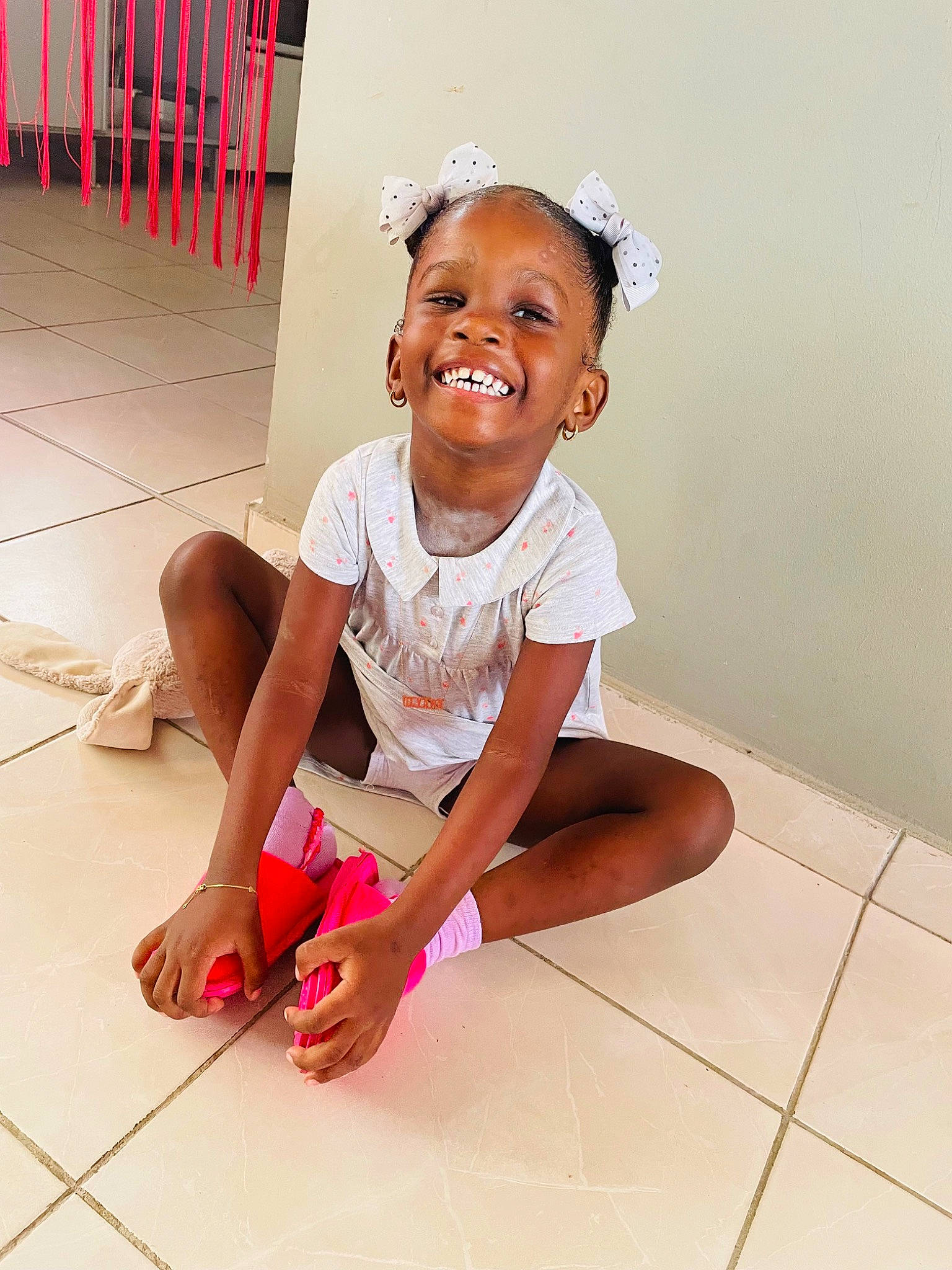 Olyana a rejoint le concours — aidez-le/la à gagner de superbes lots ! baby_toddler_clothing, face, floor, flooring, happy, head, human_body, joint, joy, knee, leg, neck, person, pink, shorts, skin, sleeve, smile, standing, thigh