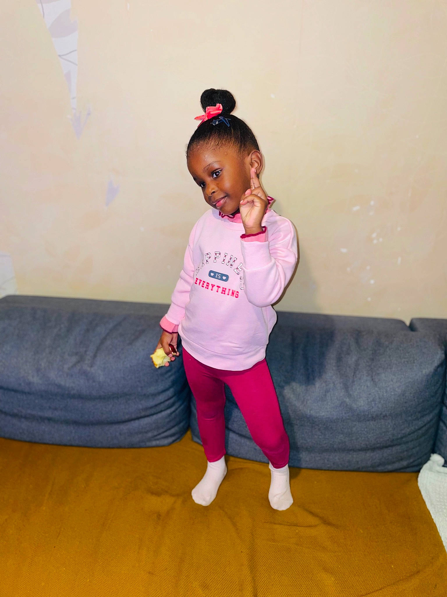 Olyana a rejoint le concours — aidez-le/la à gagner de superbes lots ! arm, baby_toddler_clothing, comfort, eye, finger, flooring, fun, happy, human_body, joy, knee, leg, leisure, magenta, person, pink, purple, recreation, sleeve, t_shirt
