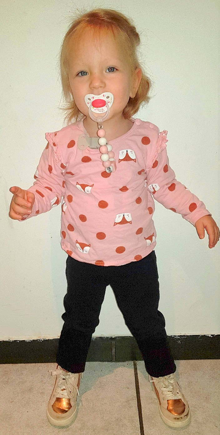 Elenna participe au concours pour gagner de l'argent avec cette photo : baby, baby_toddler_clothing, child, clothing, design, joy, leggings, pattern, person, pink, polka_dot, sleeve, standing, t_shirt, toddler, trousers