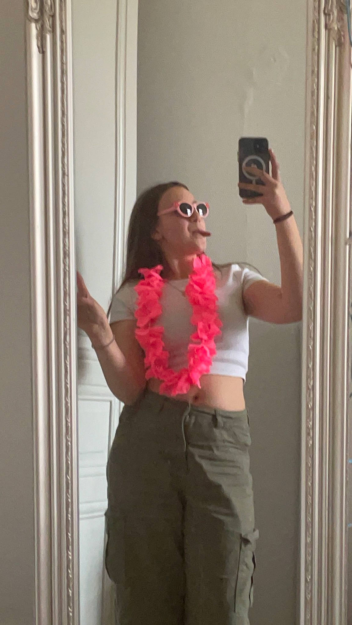 Célia participe au concours pour gagner de l'argent avec cette photo : abdomen, arm, blond, chest, door, elbow, eyewear, fashion_design, gesture, glasses, joint, magenta, person, selfie, shoulder, standing, sunglasses, thigh, thumb, trunk