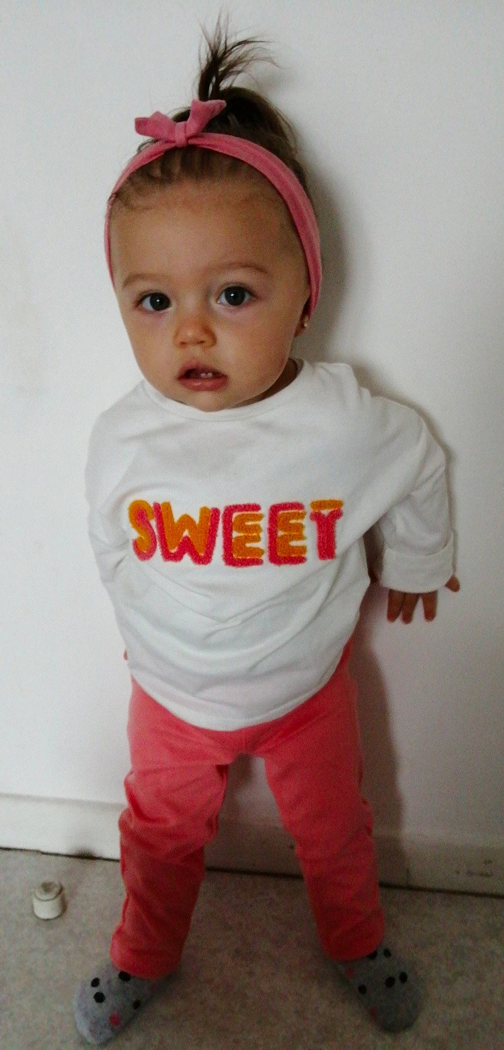 Rosie a rejoint le concours — aidez-le/la à gagner de superbes lots ! baby, baby_toddler_clothing, cheek, child, child_model, clothing, cool, costume, outerwear, person, pink, product, sleeve, t_shirt, toddler