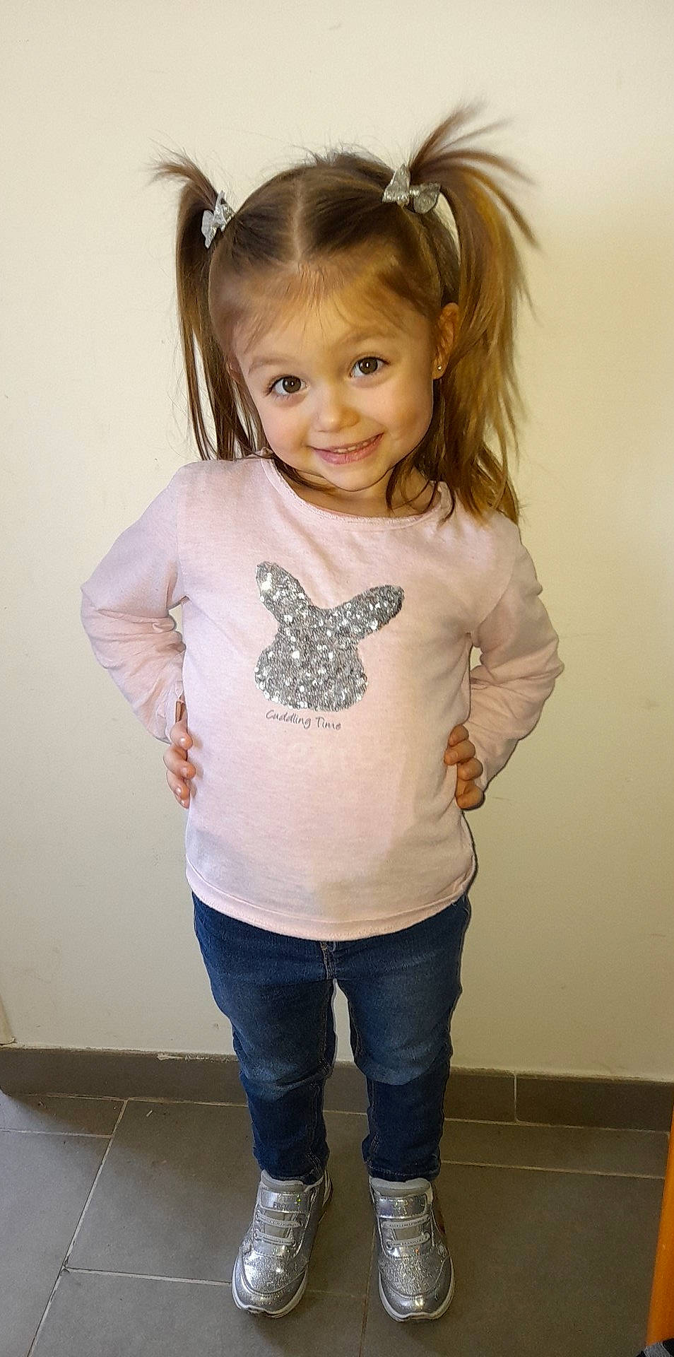 Rosie participe au concours pour gagner de l'argent avec cette photo : cheek, chin, clothing, eye, eyebrow, eyelash, face, facial_expression, hair, hairstyle, head, human_body, iris, jeans, joy, neck, outerwear, person, shoulder, skin