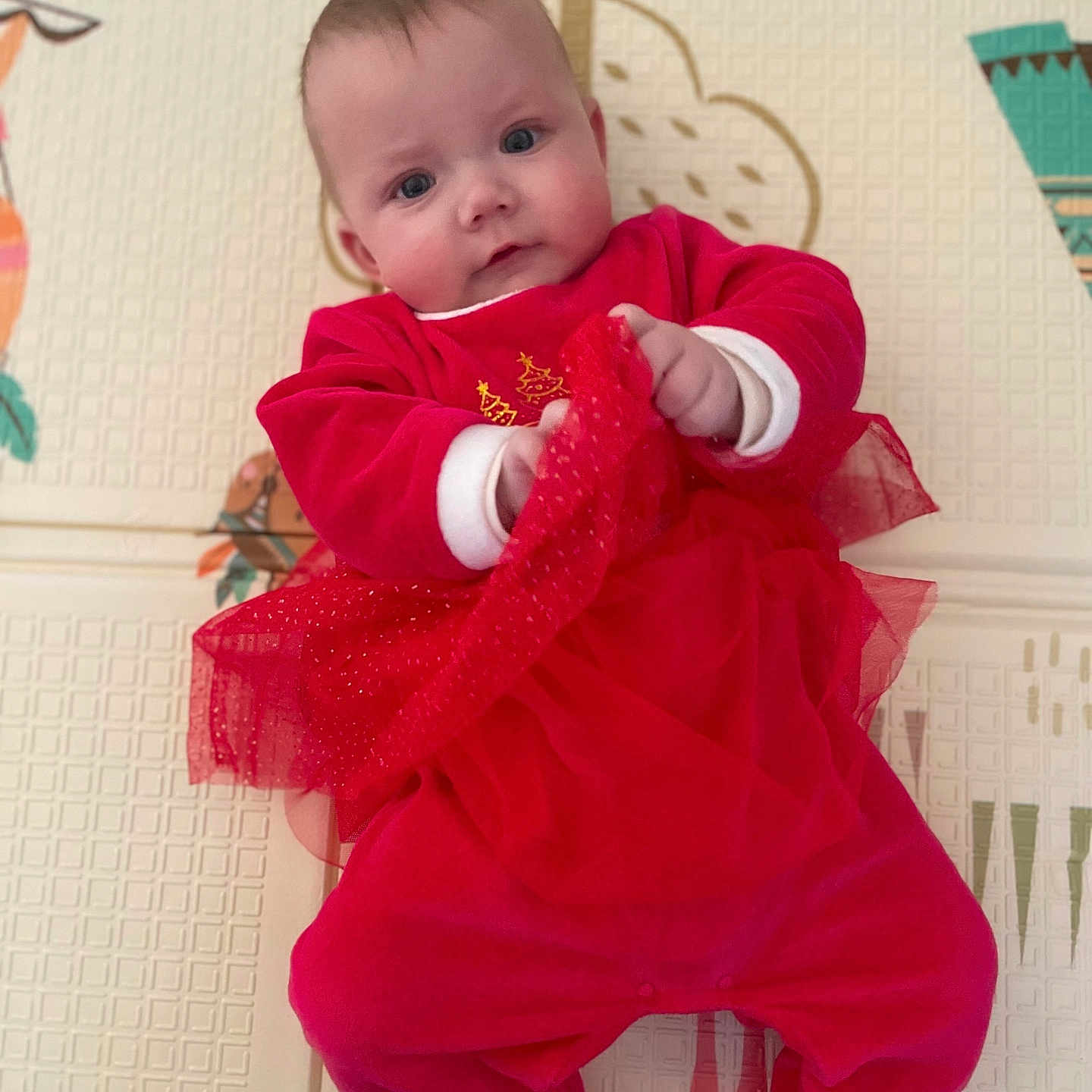 Romy a rejoint le concours — aidez-le/la à gagner de superbes lots ! baby, child, comfort, cute, fabric, face, feet, hands, indoors, infant, looking_up, lying_down, pattern, play_mat, plush, portrait, red_clothing, soft_toys, toddler, young