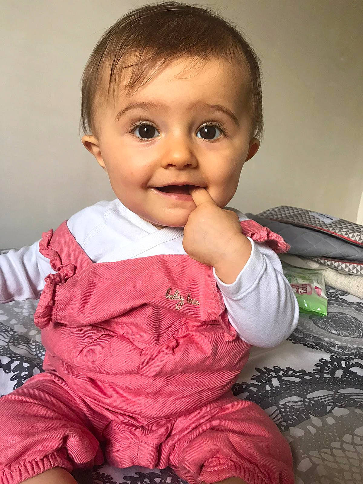 Hailey participe au concours pour gagner de l'argent avec cette photo : baby, cheek, child, chin, eye, face, facial_expression, finger, forehead, happy, head, iris, joy, lip, mouth, nose, person, pink, sitting, skin