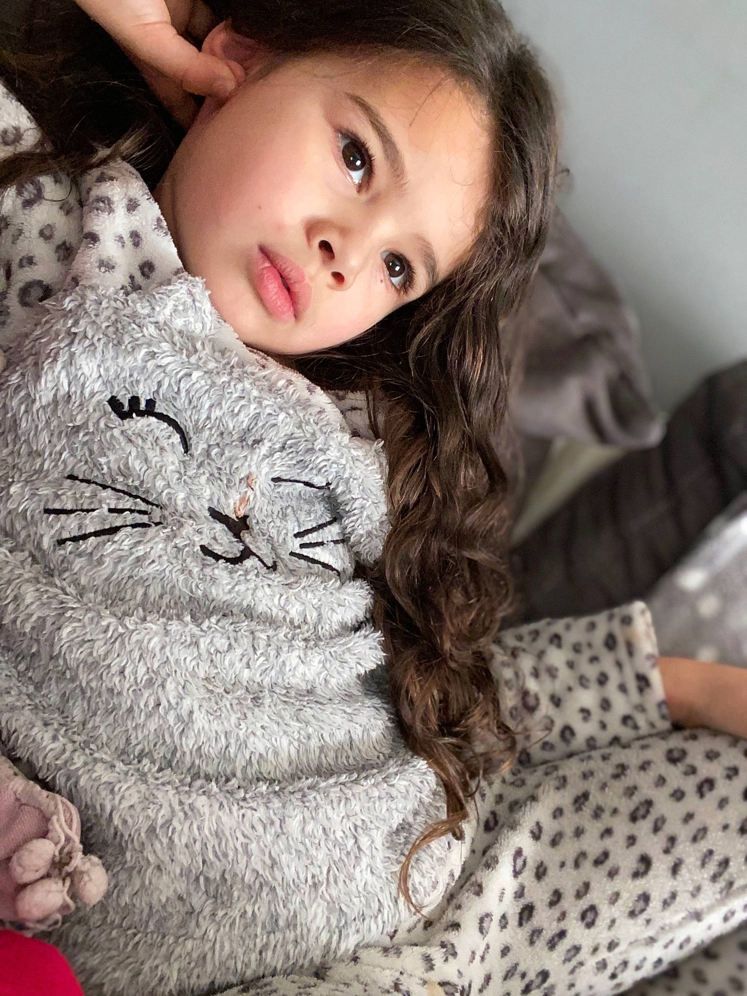 Aleyna a rejoint le concours — aidez-le/la à gagner de superbes lots ! beauty, black_hair, brown_hair, child, child_model, eye, face, fur, fur_clothing, gesture, lip, long_hair, nose, outerwear, person, skin, textile, whiskers