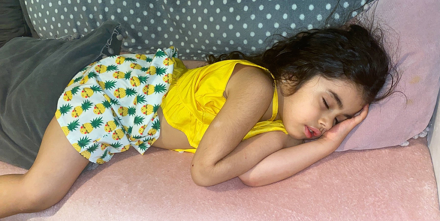 Hanane a rejoint le concours — aidez-le/la à gagner de superbes lots ! child, leg, nap, person, sleep, yellow