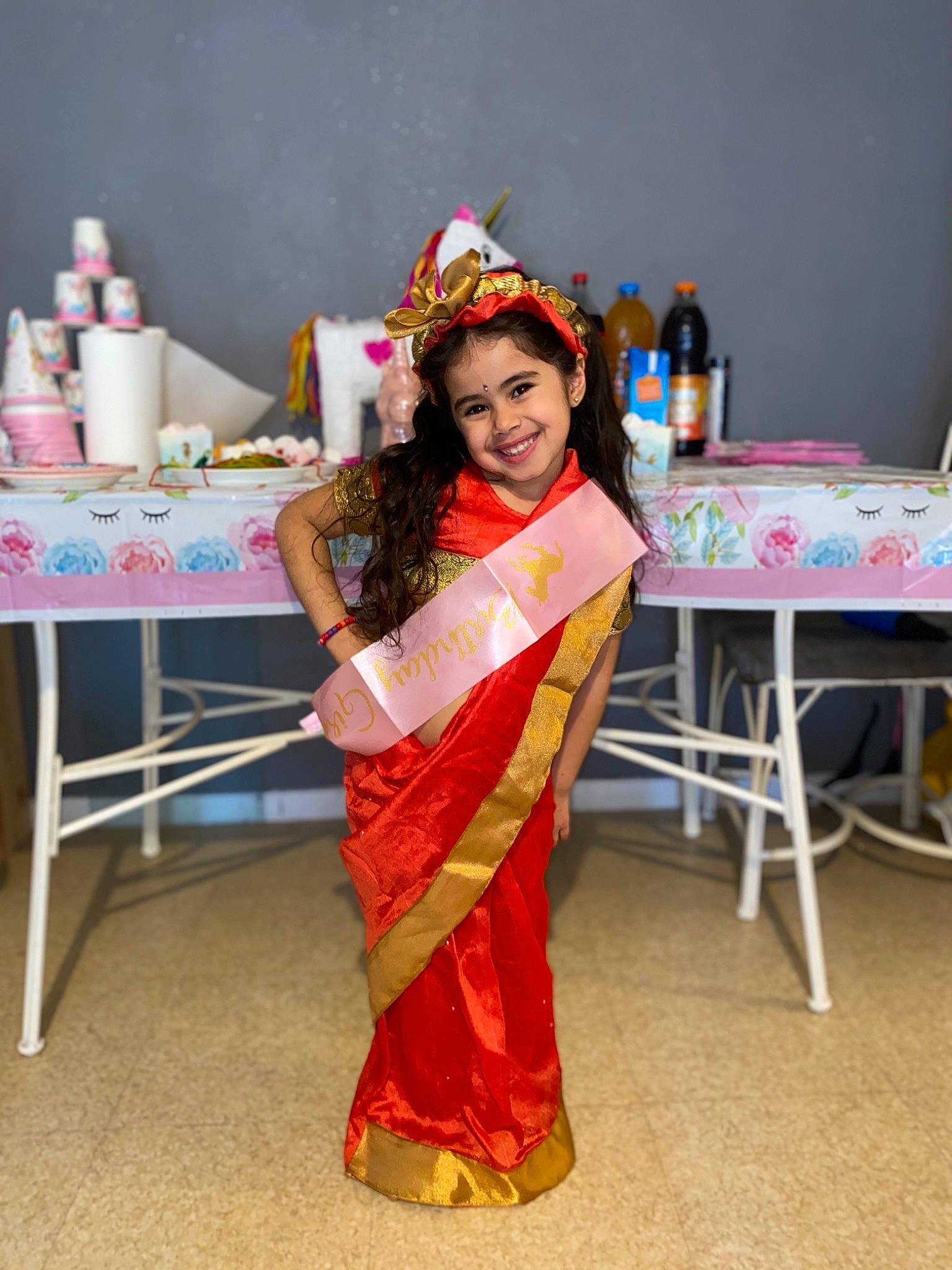 Hanane participe au concours pour gagner de l'argent avec cette photo : costume, joy, person, tradition