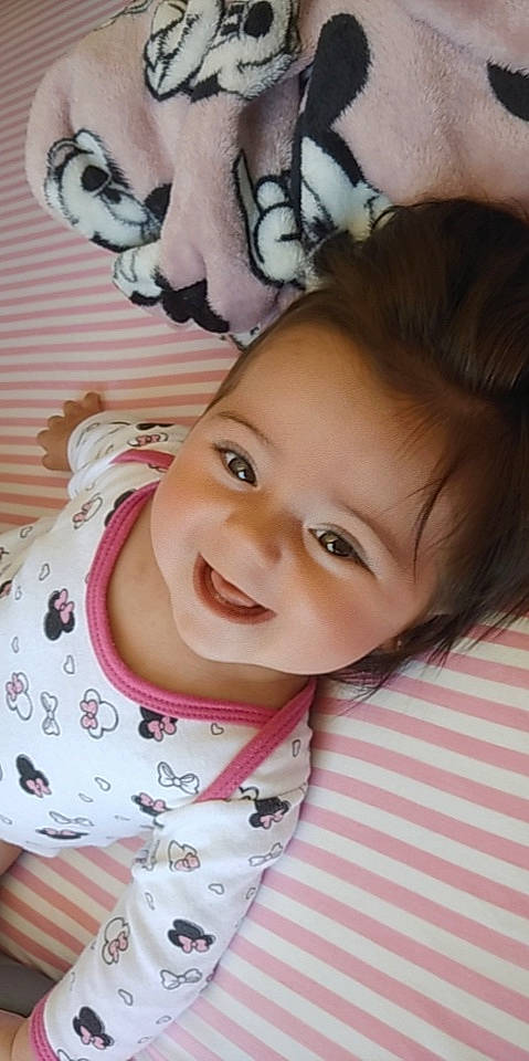 Naya a rejoint le concours — aidez-le/la à gagner de superbes lots ! baby, baby_toddler_clothing, cheek, eyelash, face, forehead, gesture, hand, happy, jaw, joy, lip, mouth, nose, organ, person, pink, skin, sleeve, smile