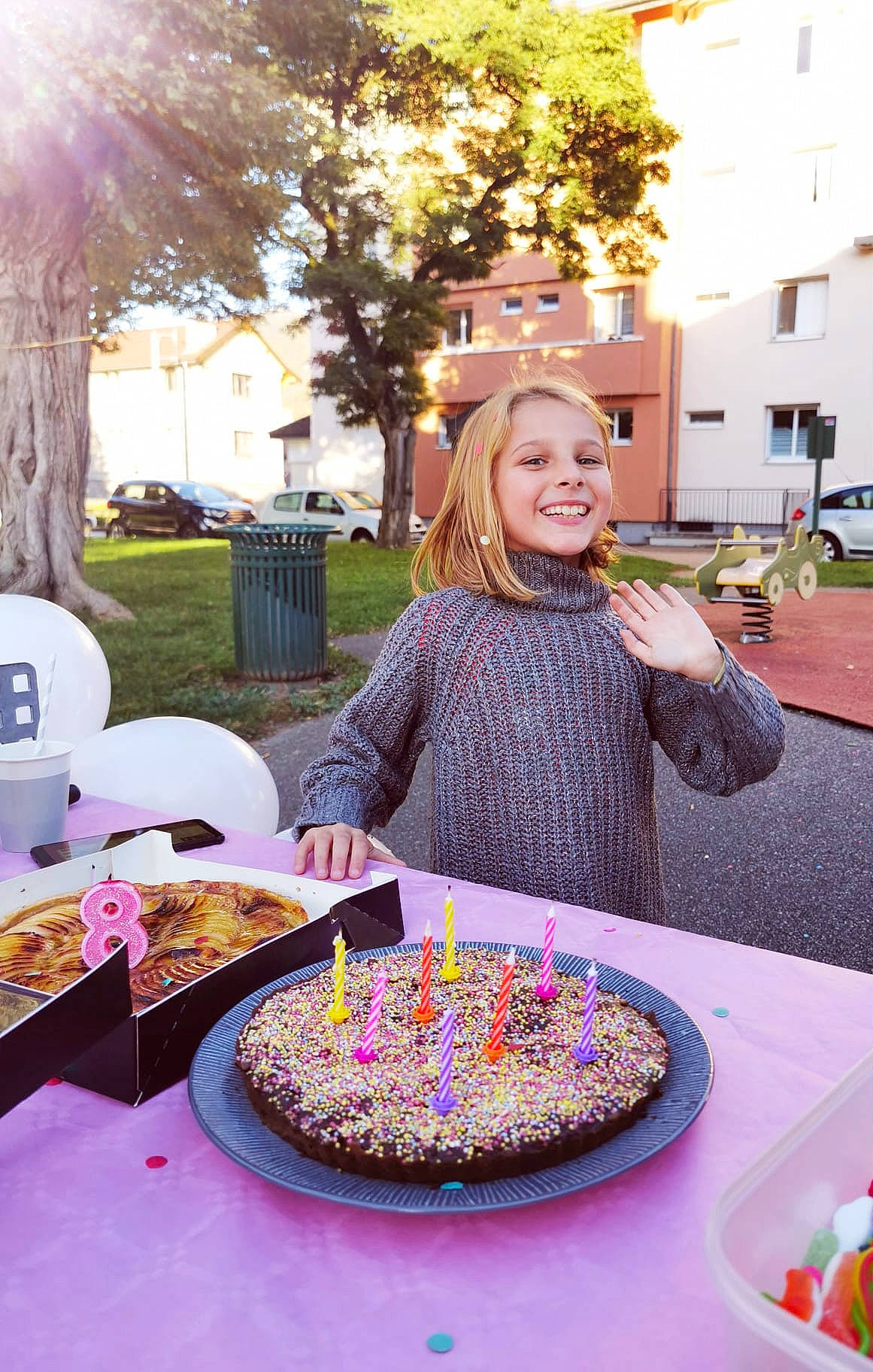 Shaden a rejoint le concours — aidez-le/la à gagner de superbes lots ! baked_goods, birthday_candle, cake, cake_decorating, chair, cuisine, food, fun, ingredient, joy, leisure, person, pink, plant, plate, purple, recipe, smile, table, tableware