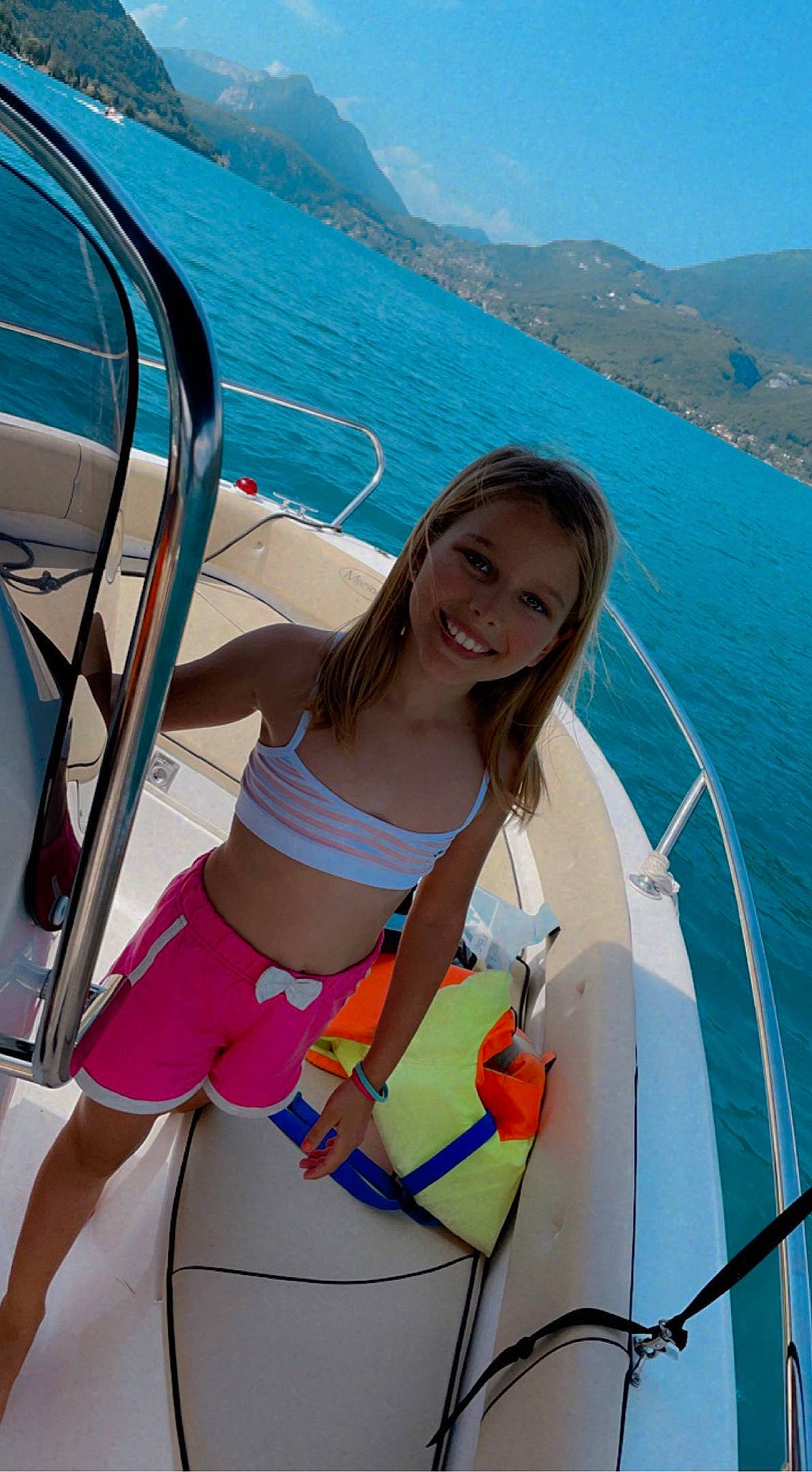 Shaden a rejoint le concours — aidez-le/la à gagner de superbes lots ! azure, boat, boats_and_boating_equipment_and_supplies, brassiere, fun, happy, joy, lake, leisure, naval_architecture, person, recreation, skin, sky, smile, summer, swimsuit_top, thigh, travel, water