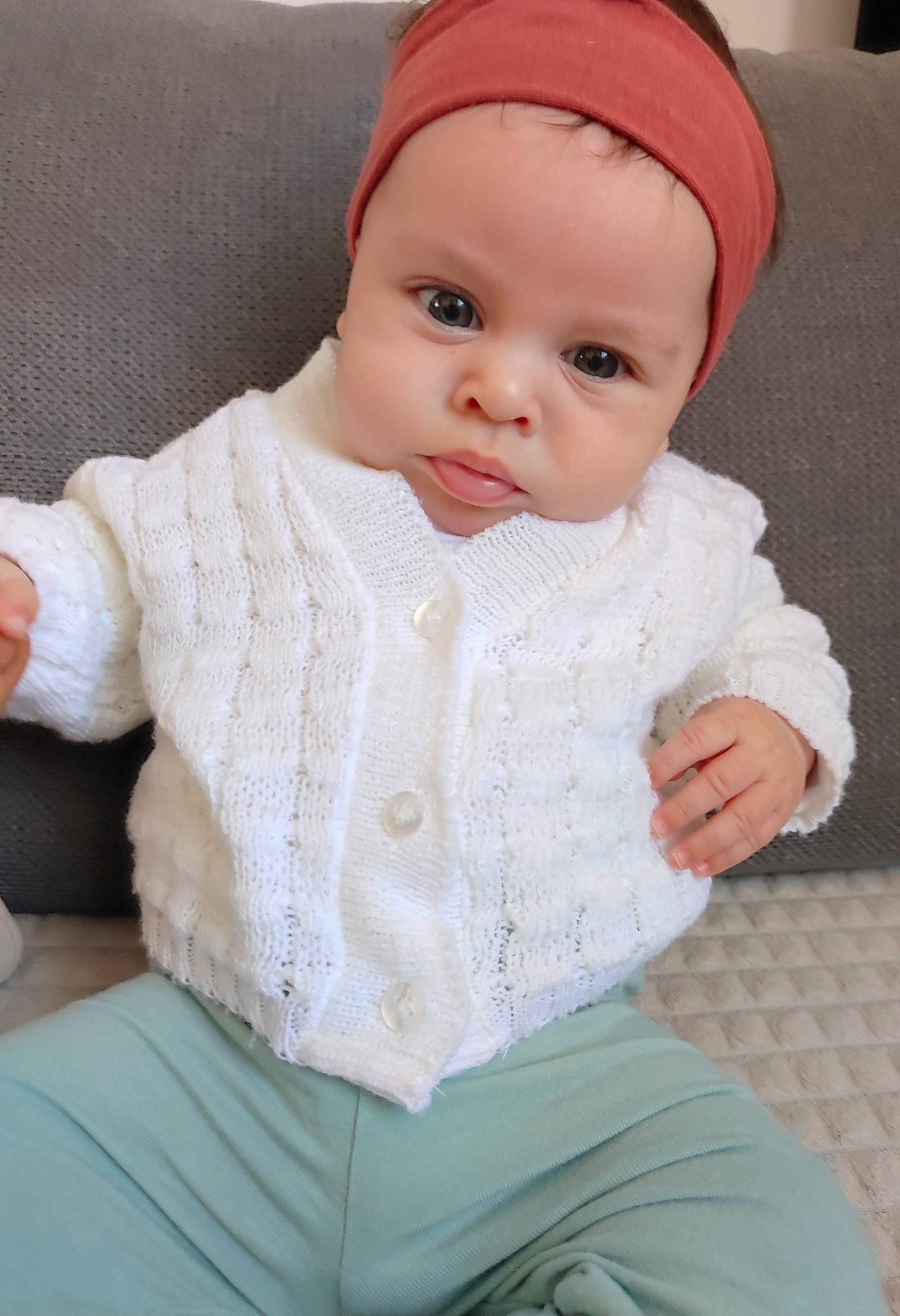 Luna participe au concours pour gagner de l'argent avec cette photo : baby, baby_toddler_clothing, cap, cheek, child, collar, comfort, dress_shirt, fashion_accessory, headgear, headwear, knit_cap, lip, pattern, person, pink, sitting, skin, sleeve, toddler