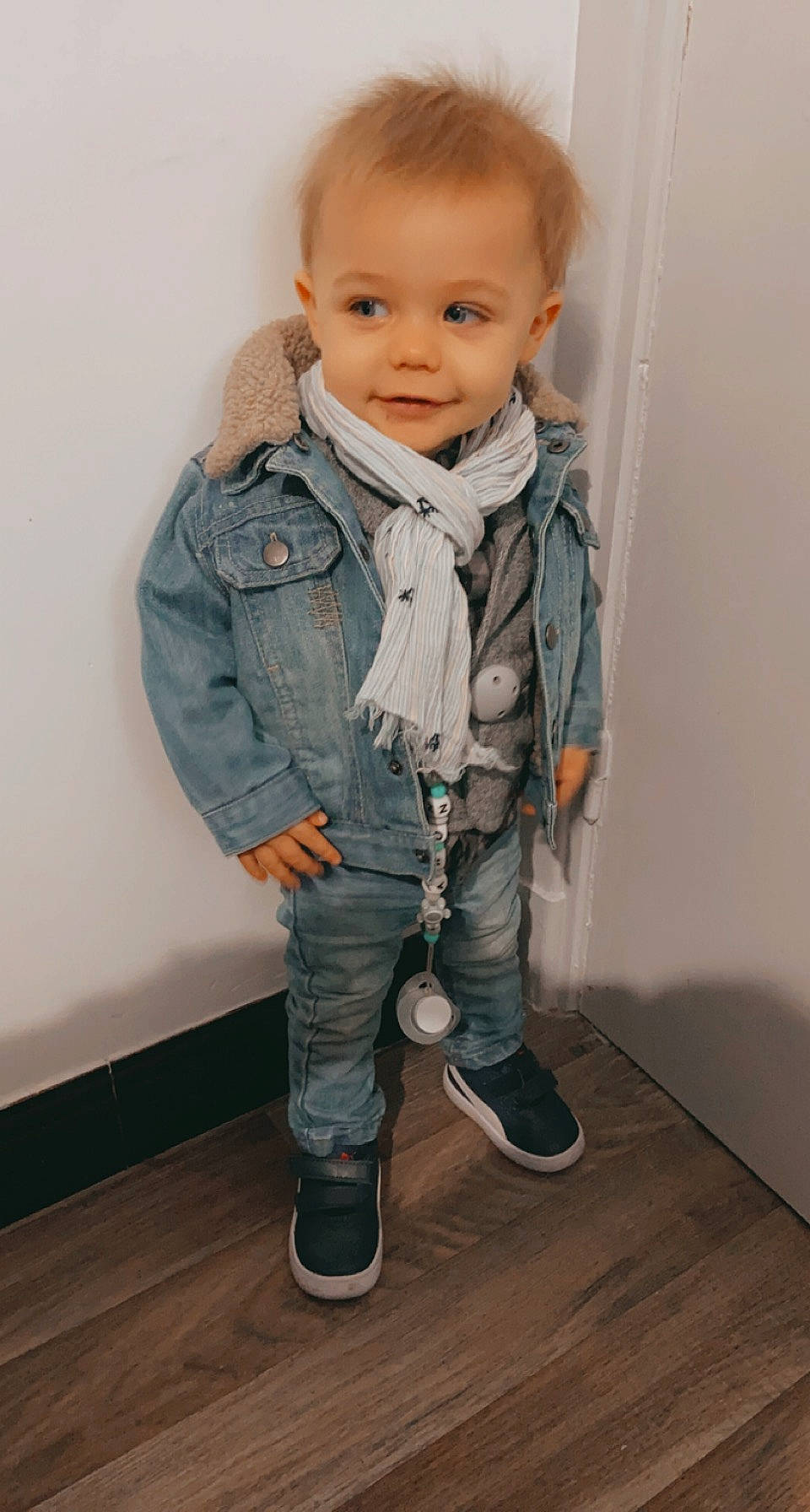 Aron participe au concours pour gagner de l'argent avec cette photo : baby, baby_toddler_clothing, cheek, clothing, collar, dress_shirt, eye, face, floor, flooring, hair, head, iris, jacket, jeans, neck, nose, outerwear, person, skin