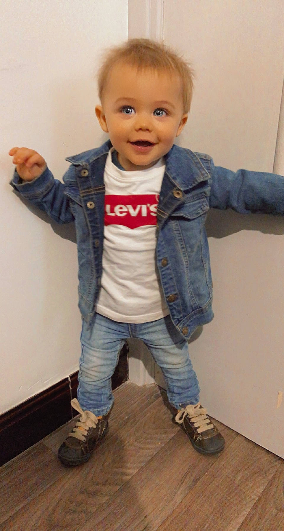 Aron a rejoint le concours — aidez-le/la à gagner de superbes lots ! baby_toddler_clothing, cheek, chin, face, facial_expression, finger, gesture, hairstyle, happy, head, human_body, joy, neck, nose, person, shoulder, skin, sleeve, smile, standing