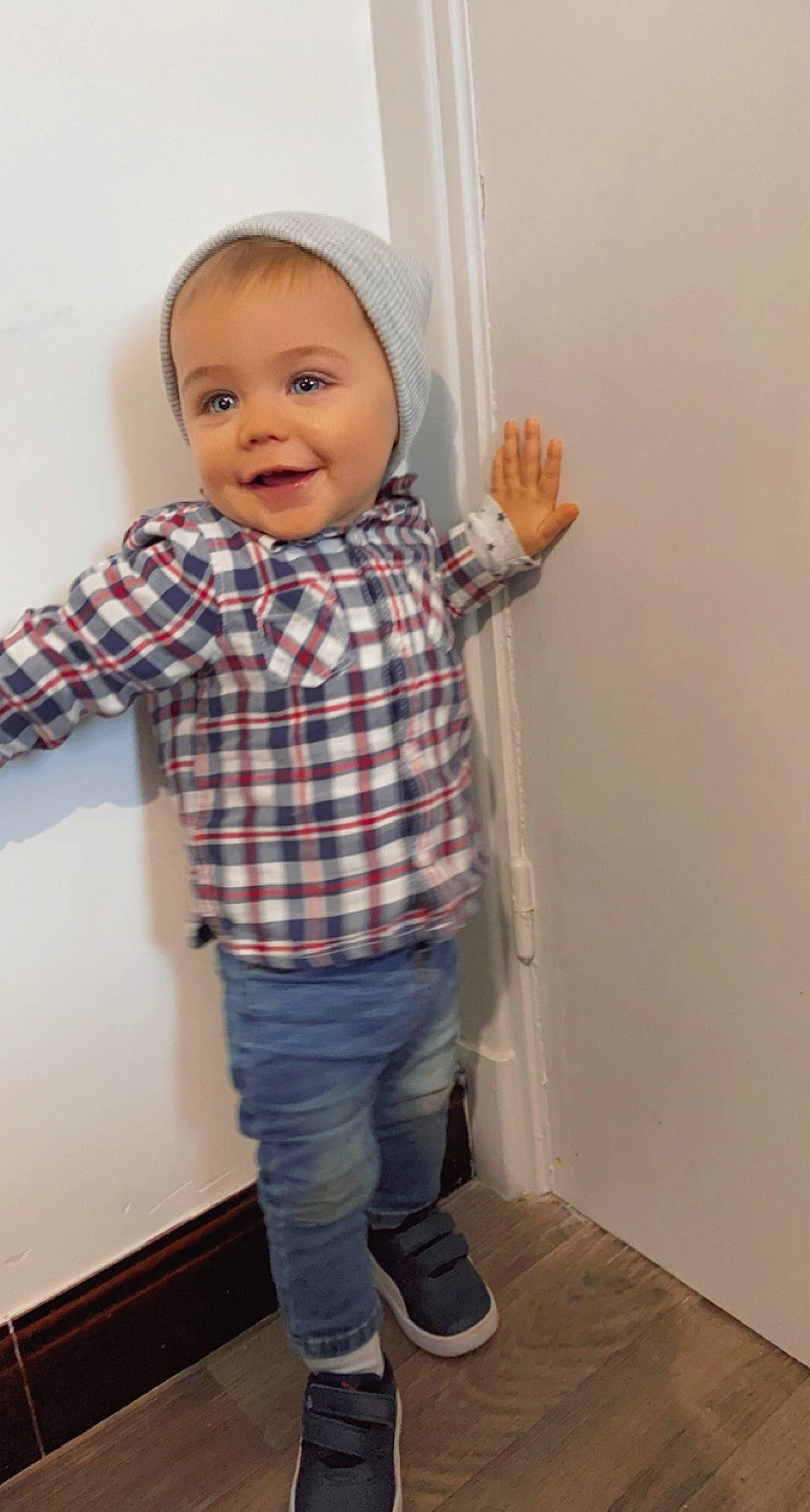 Aron a rejoint le concours — aidez-le/la à gagner de superbes lots ! arm, baby, baby_toddler_clothing, collar, dress_shirt, eye, floor, flooring, gesture, head, jeans, joint, joy, neck, outerwear, person, shoe, shoulder, sleeve, smile