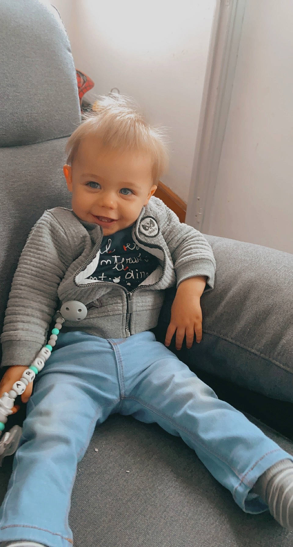 Aron a rejoint le concours — aidez-le/la à gagner de superbes lots ! arm, baby, baby_toddler_clothing, cheek, chin, comfort, couch, eye, face, facial_expression, finger, hair, head, iris, leg, mouth, person, skin, sleeve, smile