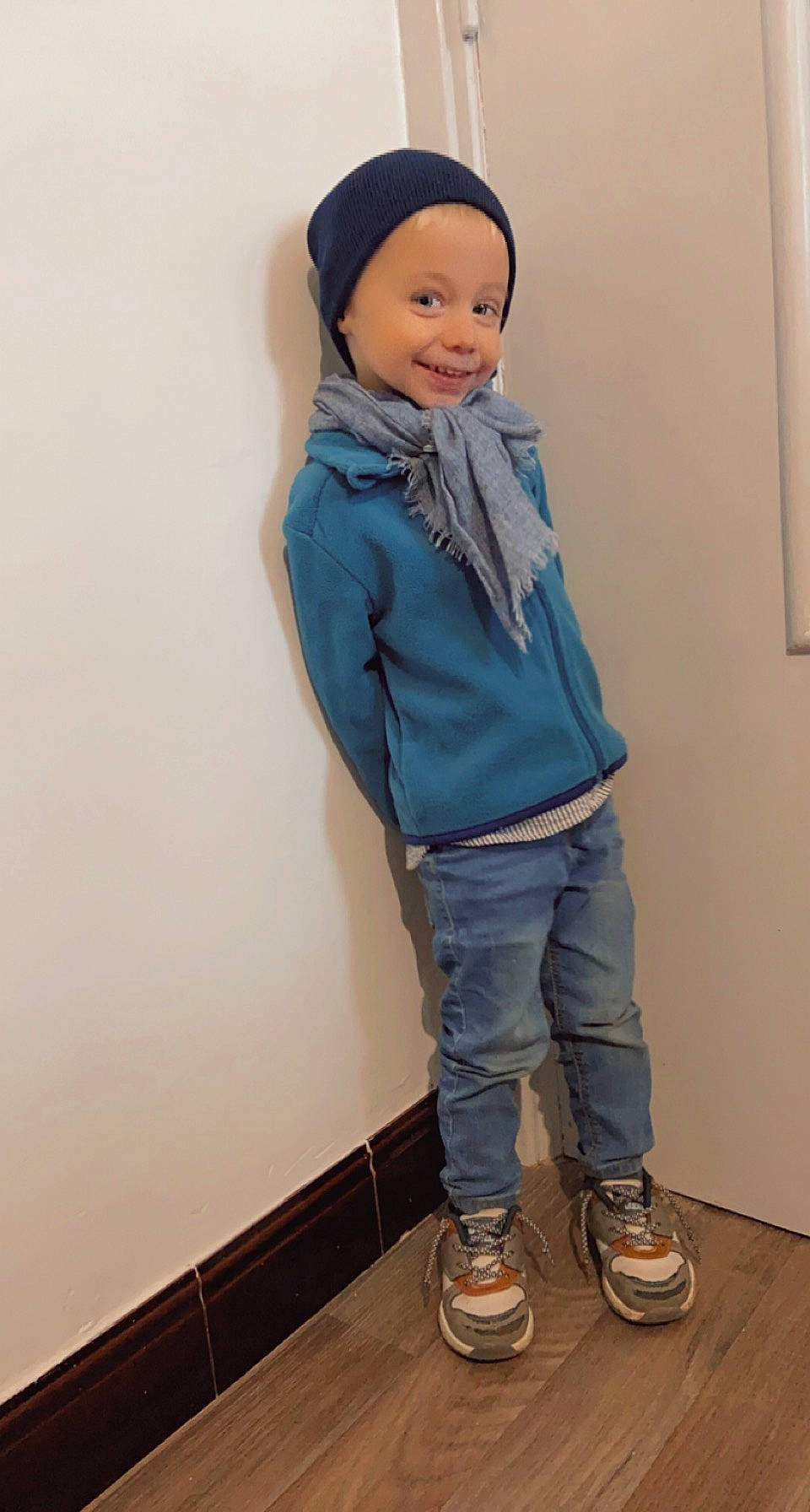 Liam a rejoint le concours — aidez-le/la à gagner de superbes lots ! cap, clothing, cool, denim, electric_blue, eye, fashion_design, flooring, happy, headwear, joy, knee, leg, outerwear, person, sleeve, smile, sportswear, standing, street_fashion