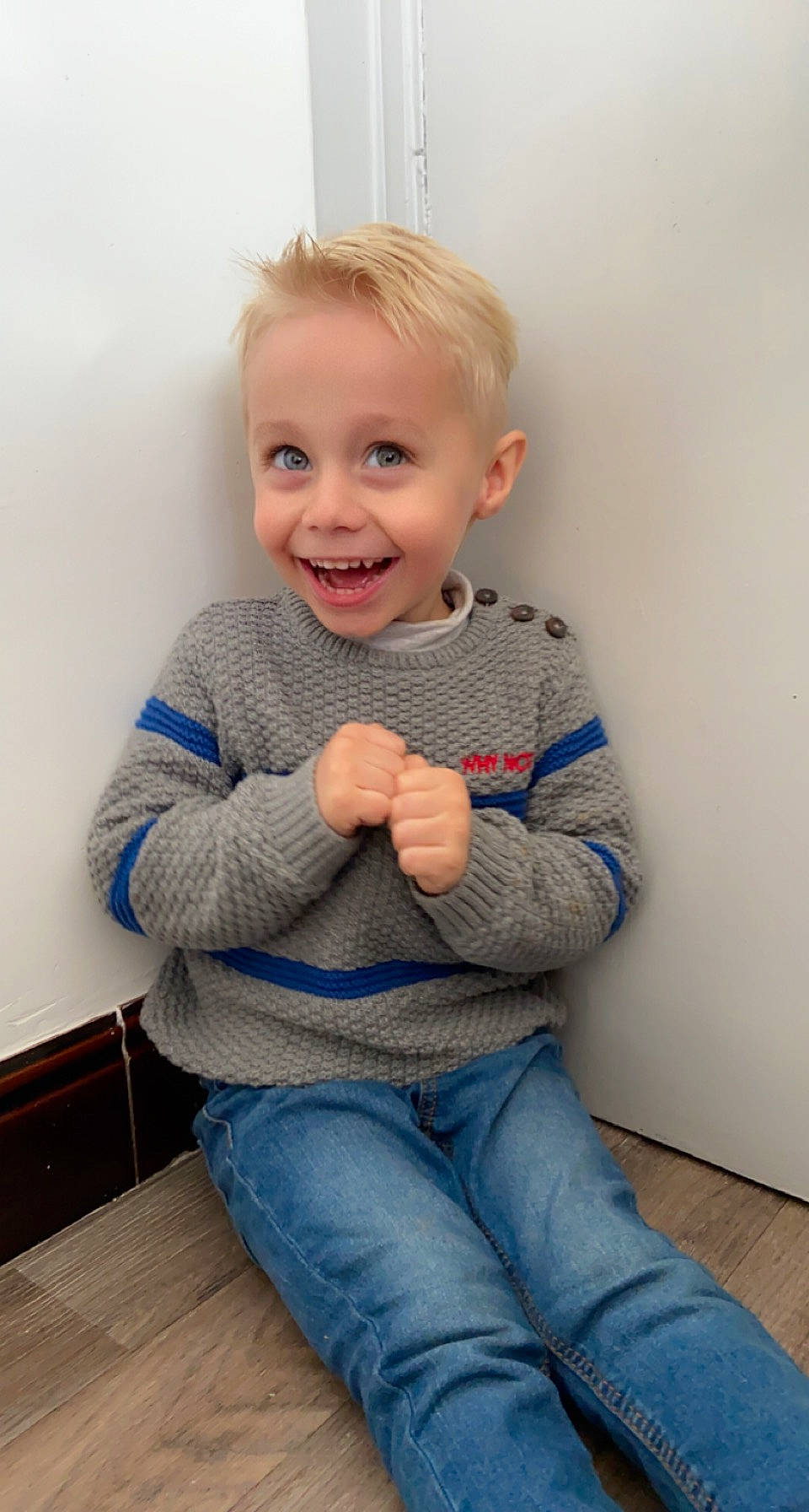 Liam participe au concours pour gagner de l'argent avec cette photo : baby_toddler_clothing, cheek, chin, clothing, denim, elbow, electric_blue, flooring, happy, iris, jeans, joint, joy, knee, leg, neck, person, skin, sleeve, smile