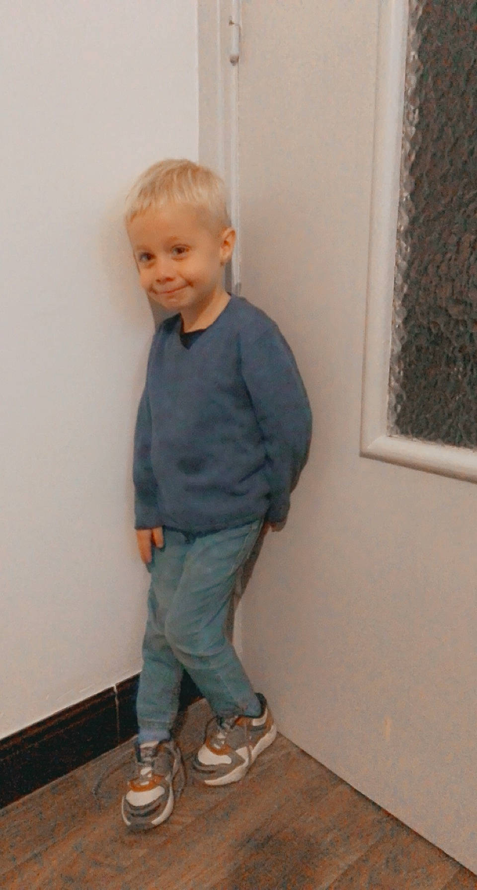 Liam a rejoint le concours — aidez-le/la à gagner de superbes lots ! chin, denim, dress_shirt, elbow, floor, flooring, grey, hardwood, human_body, jeans, joint, joy, knee, leg, neck, person, shoulder, sleeve, smile, standing