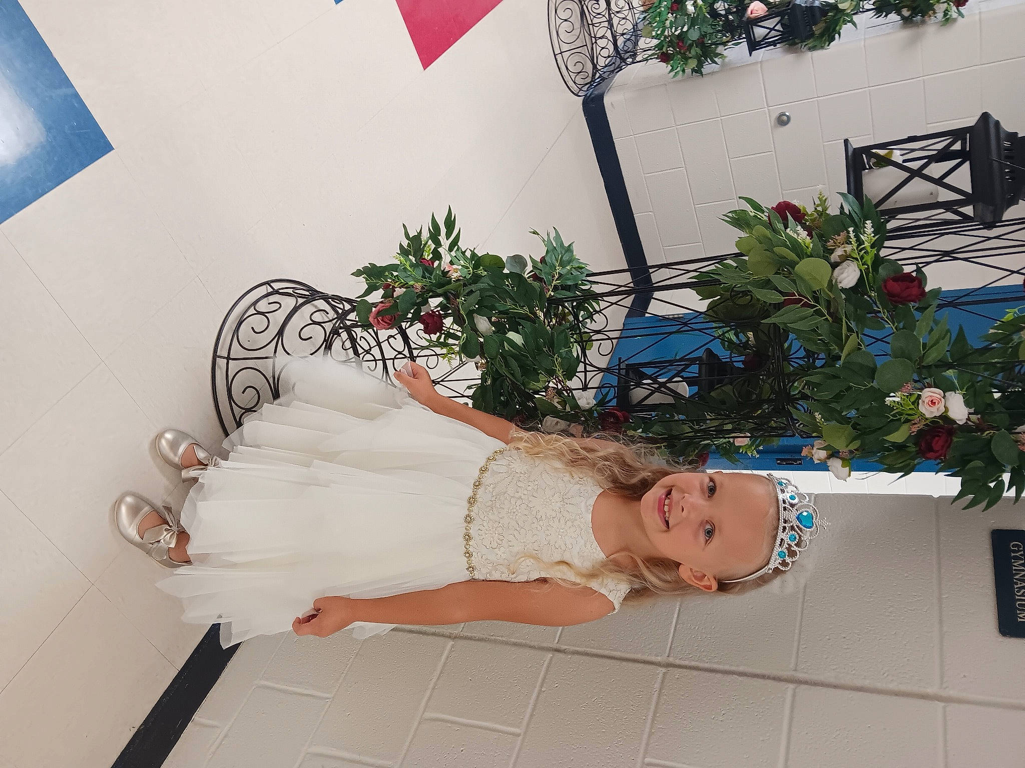 Marilyn is registered to the contest to win money with this photo: artificial_flower, bouquet, cut_flowers, dress, event, flooring, floral_design, floristry, flower, flower_arranging, high_heels, human_leg, joy, pattern, peach, person, petal, plant, room, sandal