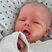 Louise a rejoint le concours — aidez-le/la à gagner de superbes lots ! baby, infant, face, hand, sweater, clothing, pillow, stars, pattern, cute, closeup, skin, mouth, head, newborn, child, expression, soft, cozy, indoors