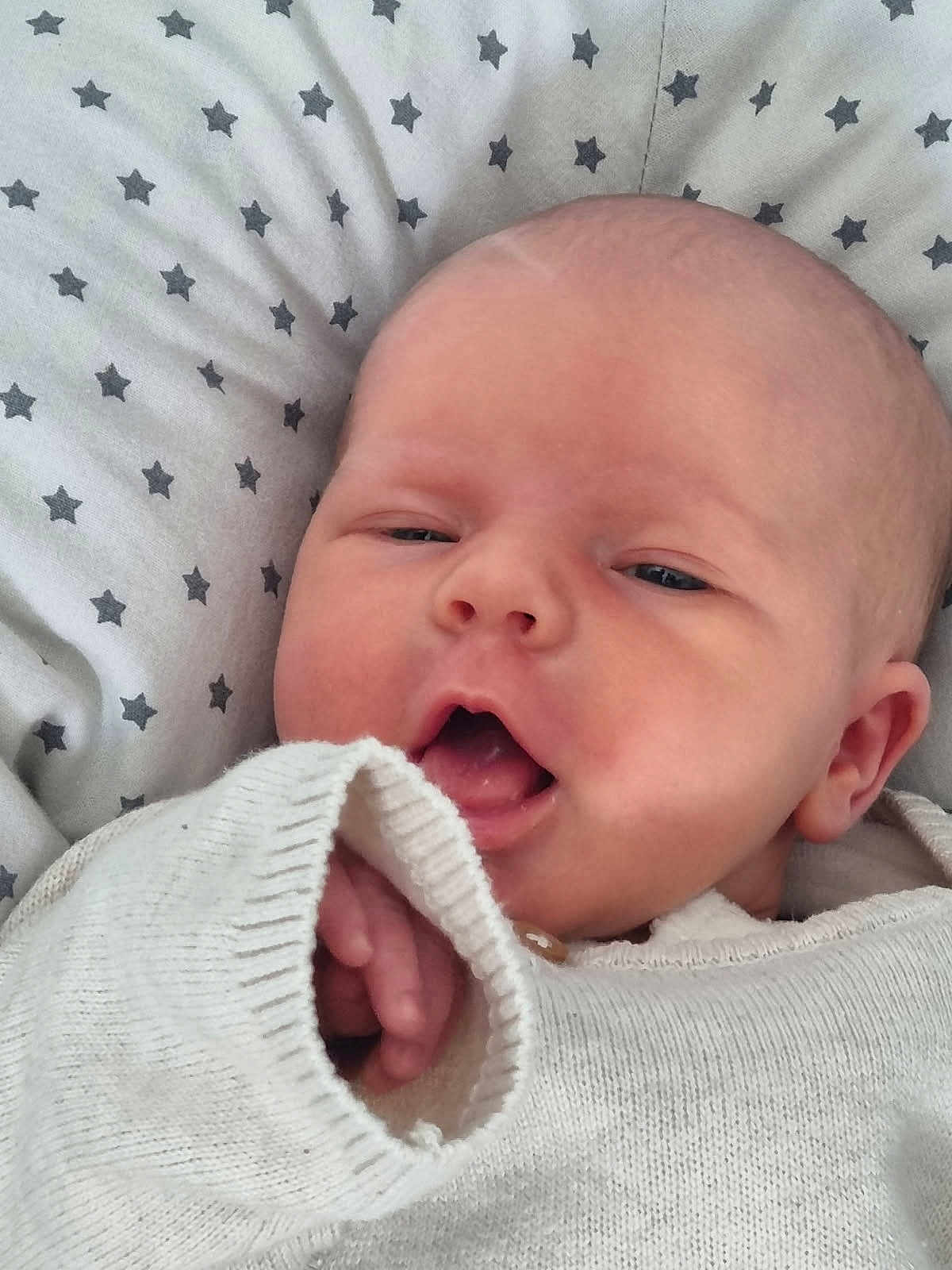 Louise a rejoint le concours — aidez-le/la à gagner de superbes lots ! baby, infant, face, hand, sweater, clothing, pillow, stars, pattern, cute, closeup, skin, mouth, head, newborn, child, expression, soft, cozy, indoors
