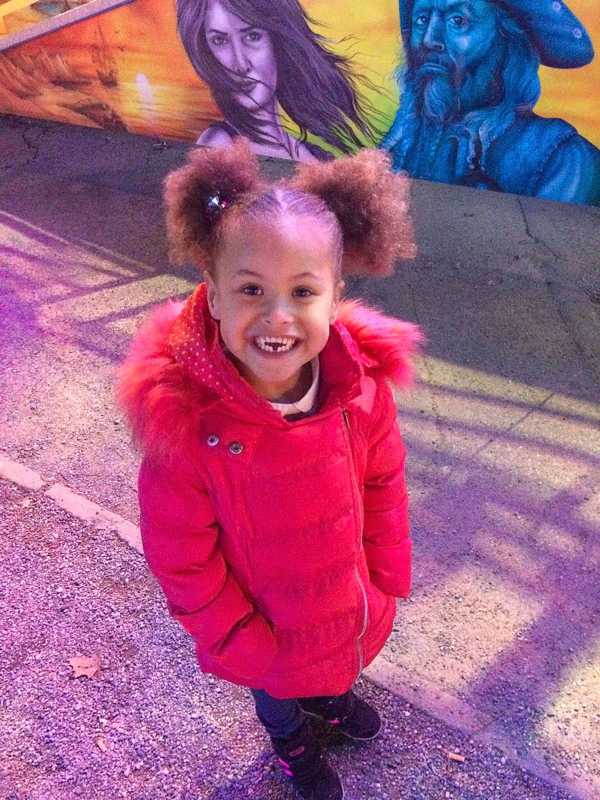 Taïalia participe au concours pour gagner de l'argent avec cette photo : child, fun, joy, magenta, person, play, purple, smile, toddler