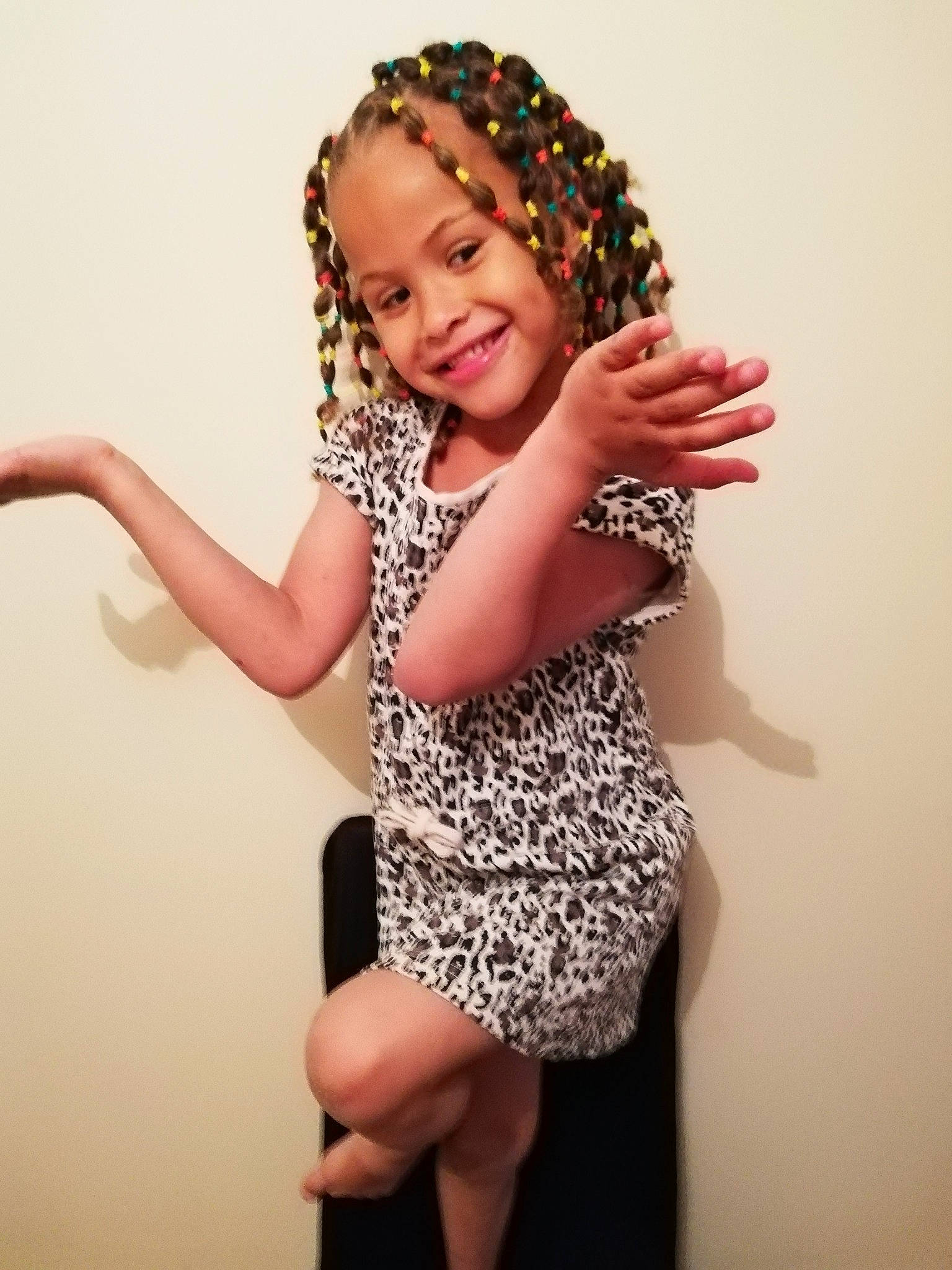 Taïalia participe au concours pour gagner de l'argent avec cette photo : black_hair, child, child_model, fashion_accessory, finger, gesture, hair_accessory, hairstyle, headband, headgear, headpiece, joy, person, photo_shoot, photography, toddler