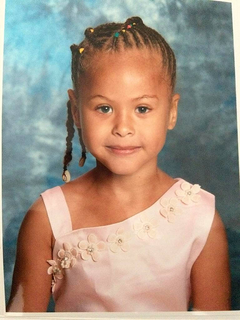 Taïalia a rejoint le concours — aidez-le/la à gagner de superbes lots ! brown_hair, child, child_model, face, forehead, hair, hair_accessory, hairstyle, person, photograph, portrait, smile