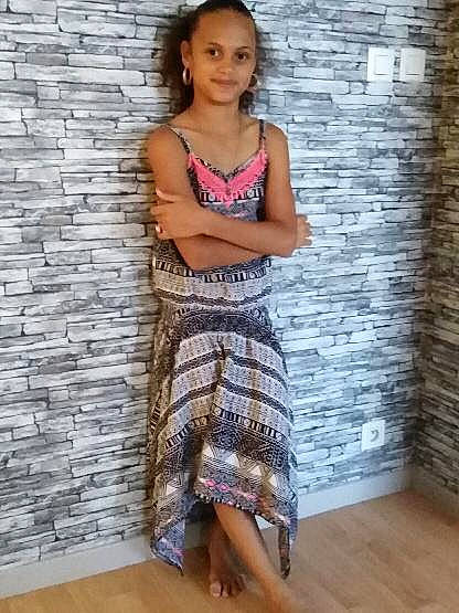 Vaïana participe au concours pour gagner de l'argent avec cette photo : child_model, clothing, cocktail_dress, day_dress, dress, fashion, fashion_design, footwear, joint, long_hair, neck, pattern, person, photo_shoot, photography, pink, shoe, shoulder, textile, waist