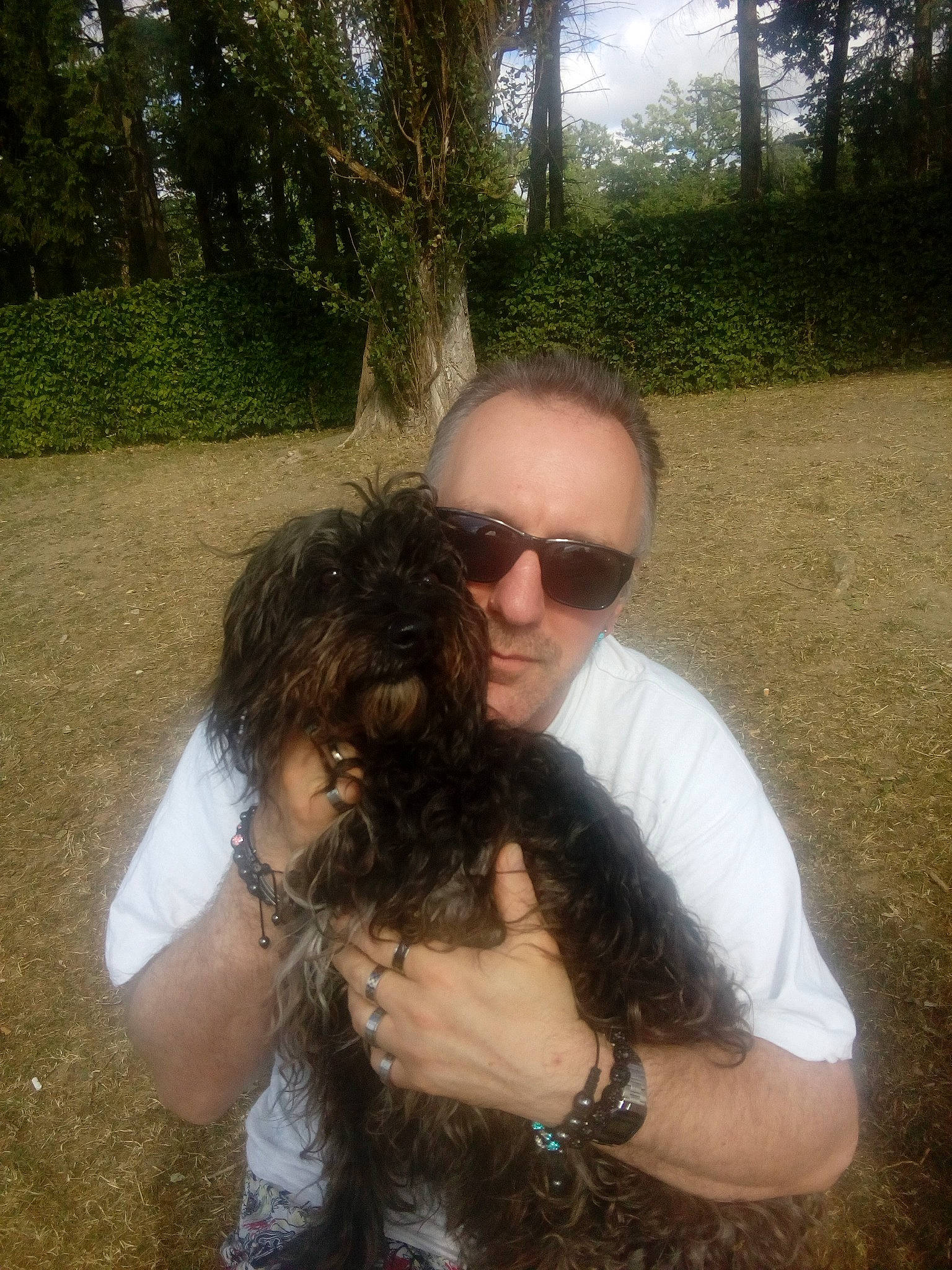 Pépette participe au concours pour gagner de l'argent avec cette photo : beard, carnivore, companion_dog, dog, dog_breed, eyewear, facial_hair, fawn, fun, fur, goggles, grass, happy, people_in_nature, plant, sporting_group, sunglasses, tree, trunk, vision_care