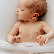 Malo a rejoint le concours — aidez-le/la à gagner de superbes lots ! baby, newborn, infant, child, sleeping, blanket, soft, skin, face, head, ear, arm, hand, portrait, closeup, peaceful, cute, lying, swaddled, gentle