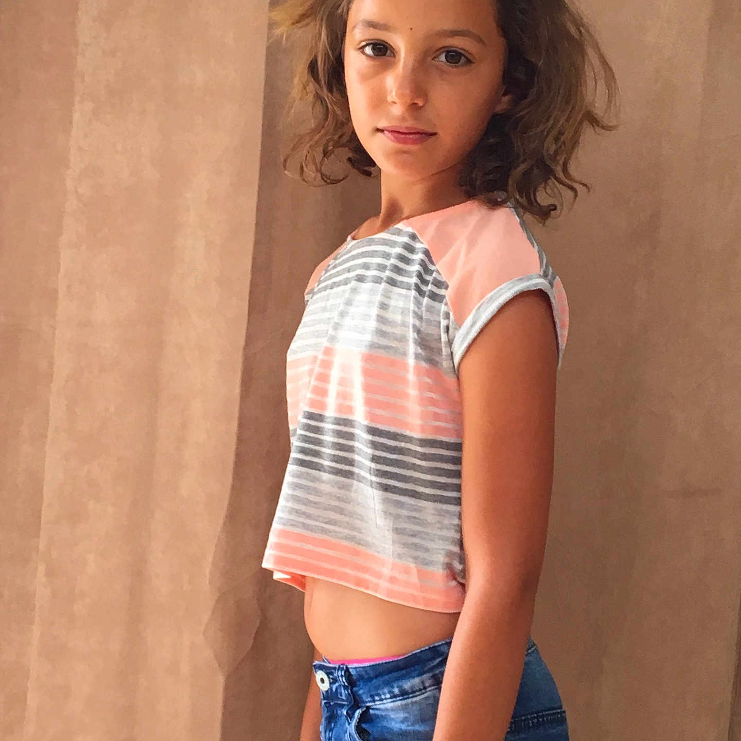 Beverly a rejoint le concours — aidez-le/la à gagner de superbes lots ! arm, clothing, finger, girl, hand, human_action, human_body, human_positions, leg, model, person, photo_shoot, sense