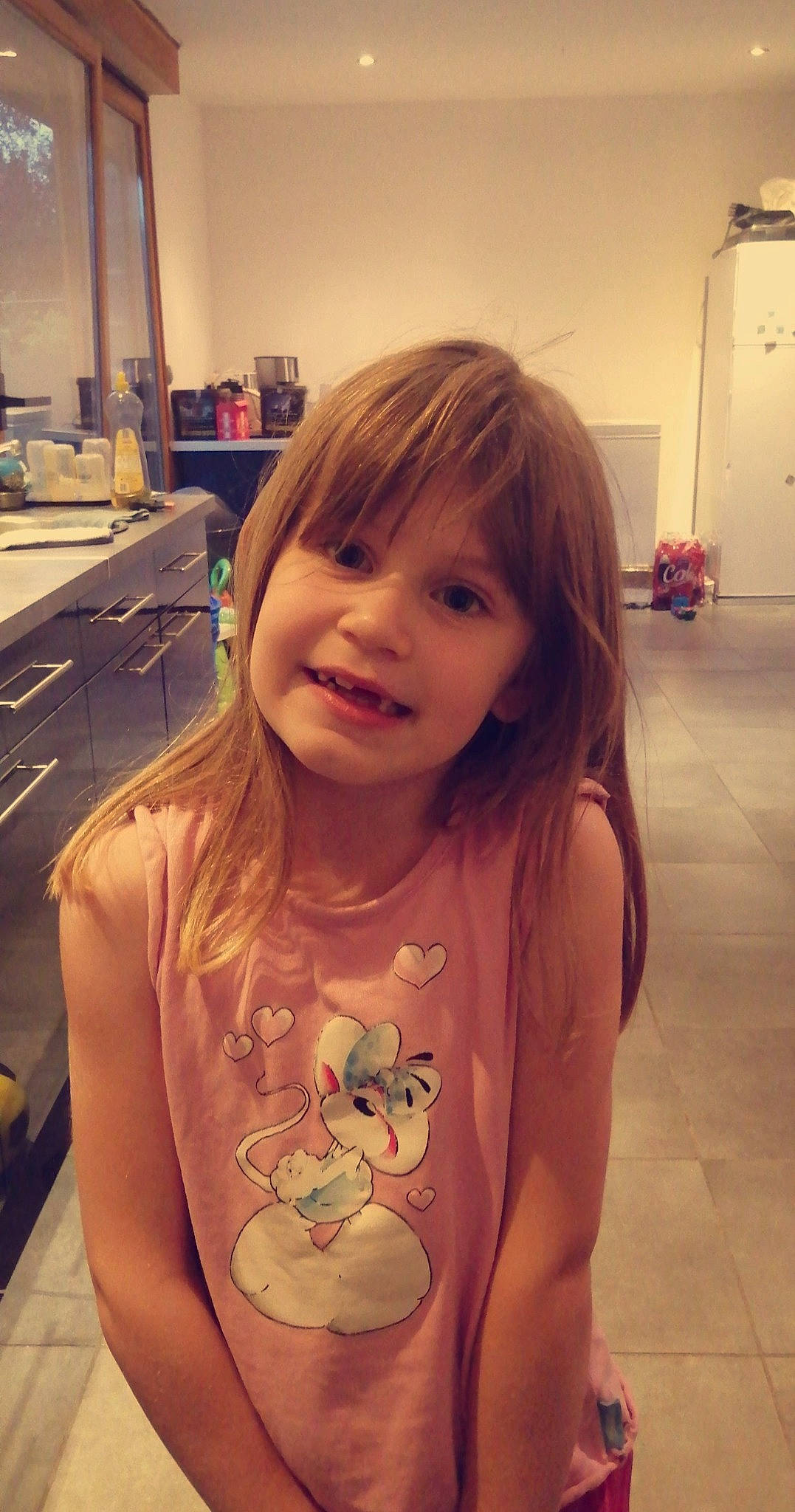 Louane participe au concours pour gagner de l'argent avec cette photo : arm, bangs, brown_hair, chest, child, ear, face, hair, hair_coloring, hairstyle, joy, long_hair, neck, person, selfie, shoulder, skin, t_shirt